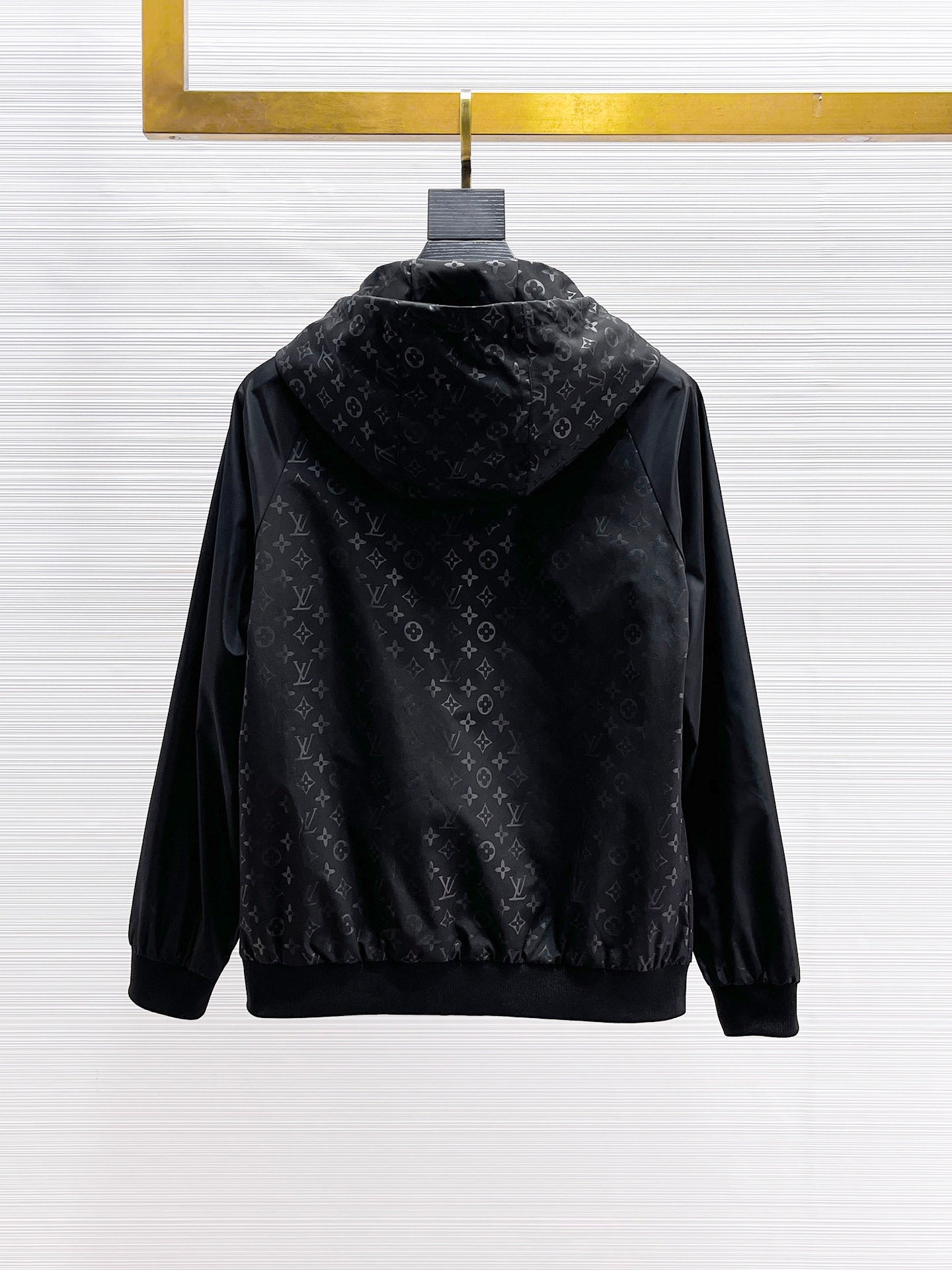 LOUIS VUITTON Men’s Jacket Fall 2024｜Runway-Inspired Masterpiece in Memory-Tech Fabric