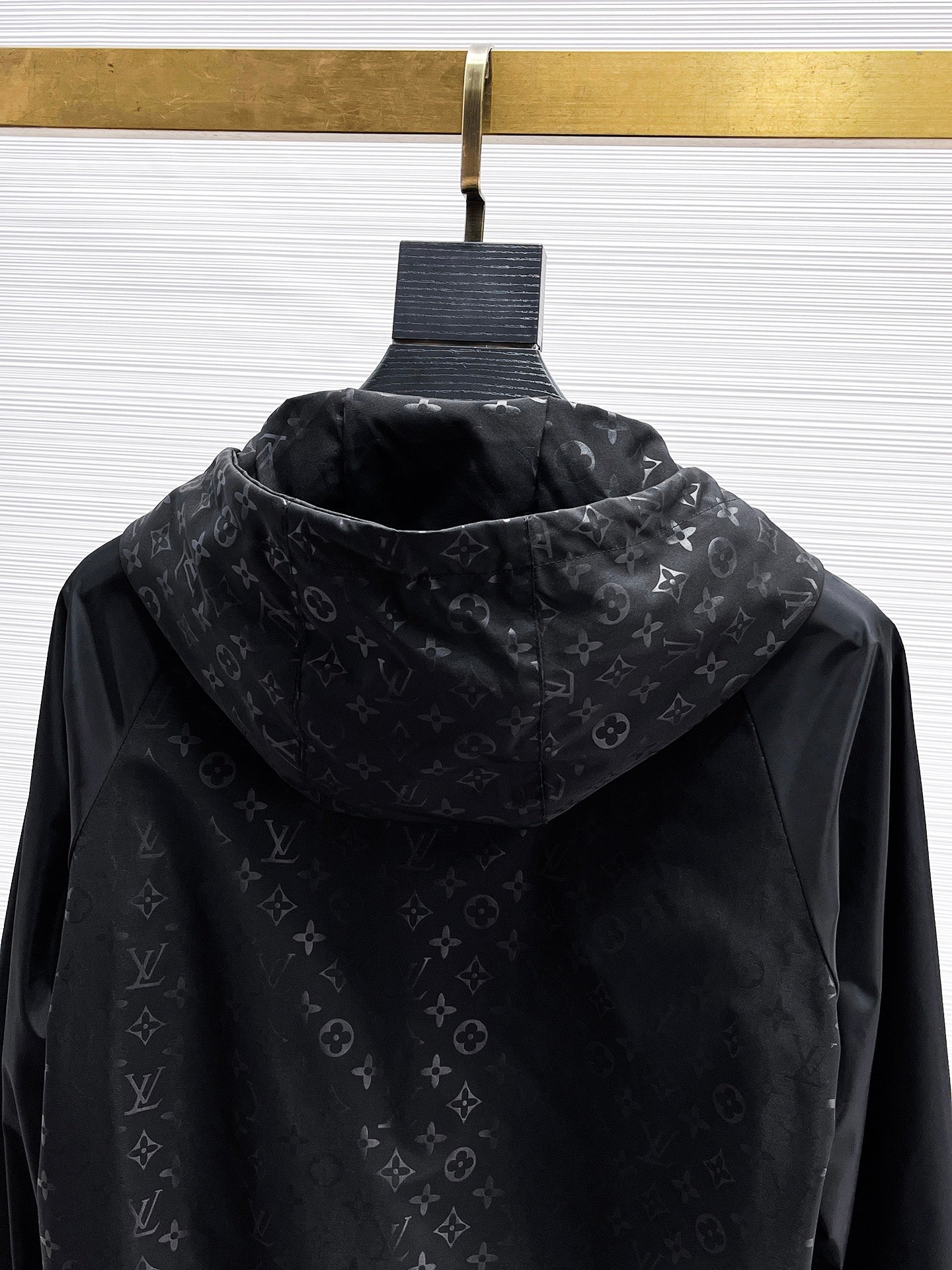 LOUIS VUITTON Men’s Jacket Fall 2024｜Runway-Inspired Masterpiece in Memory-Tech Fabric