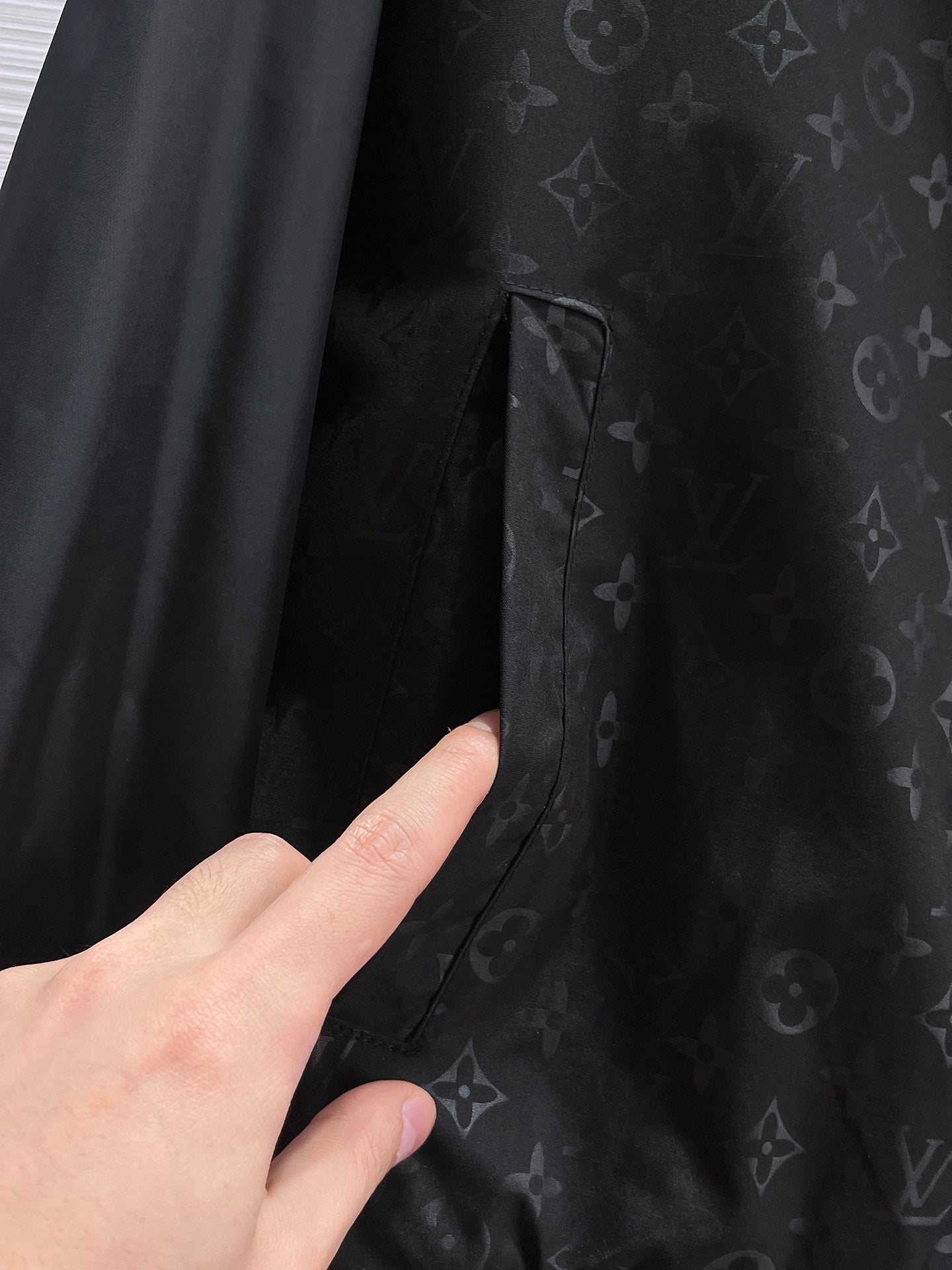 LOUIS VUITTON Men’s Jacket Fall 2024｜Runway-Inspired Masterpiece in Memory-Tech Fabric