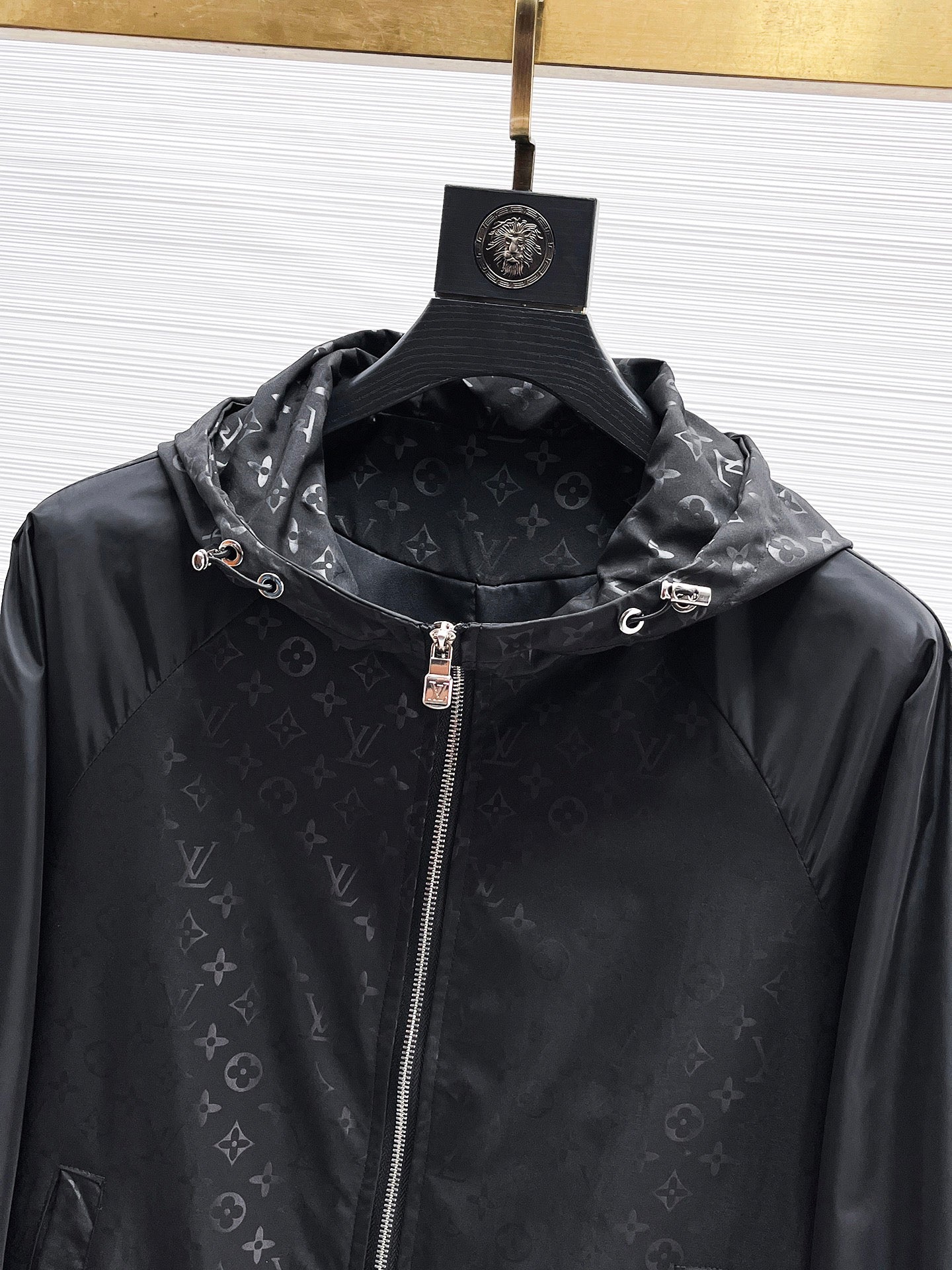 LOUIS VUITTON Men’s Jacket Fall 2024｜Runway-Inspired Masterpiece in Memory-Tech Fabric