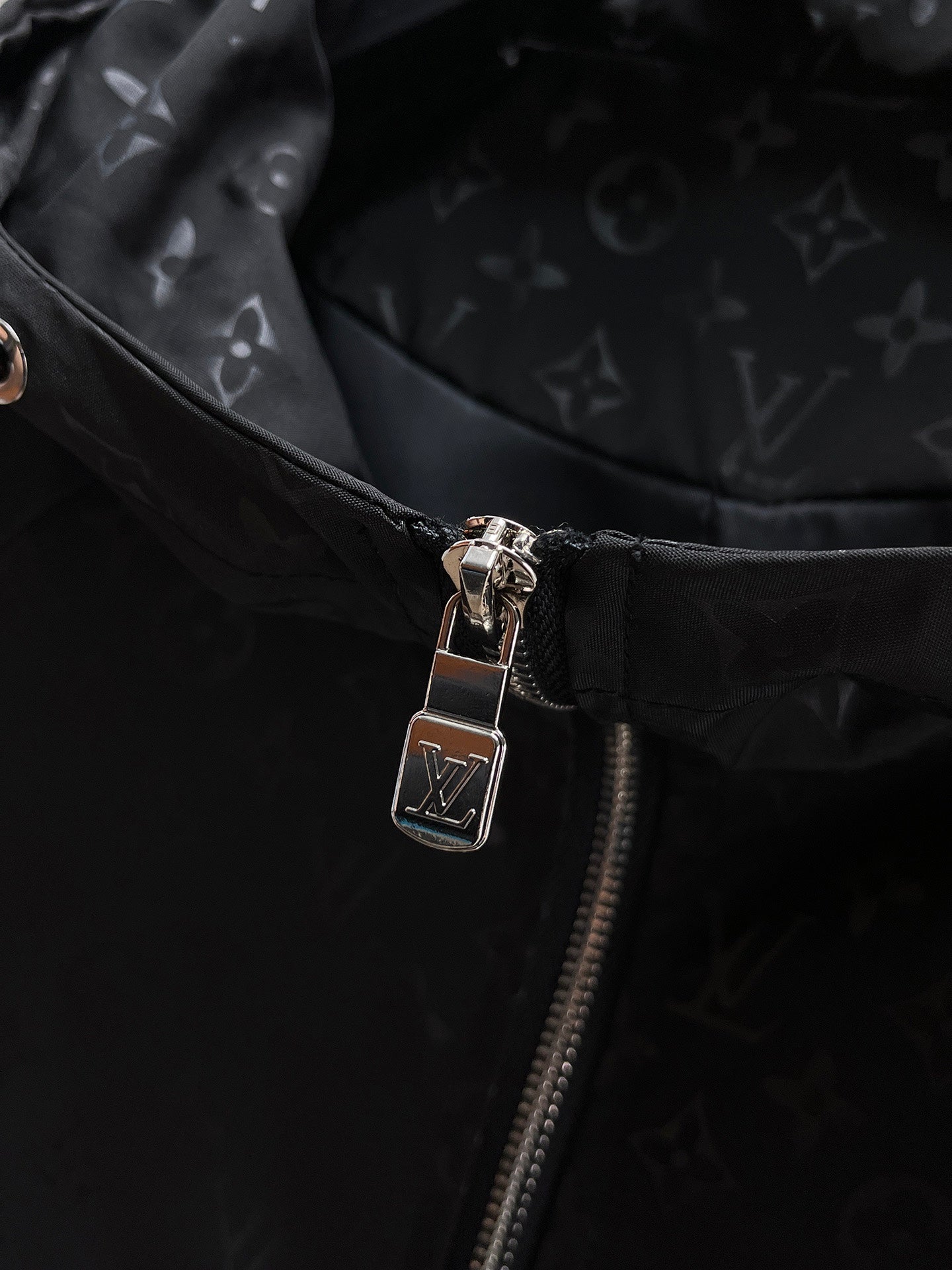 LOUIS VUITTON Men’s Jacket Fall 2024｜Runway-Inspired Masterpiece in Memory-Tech Fabric