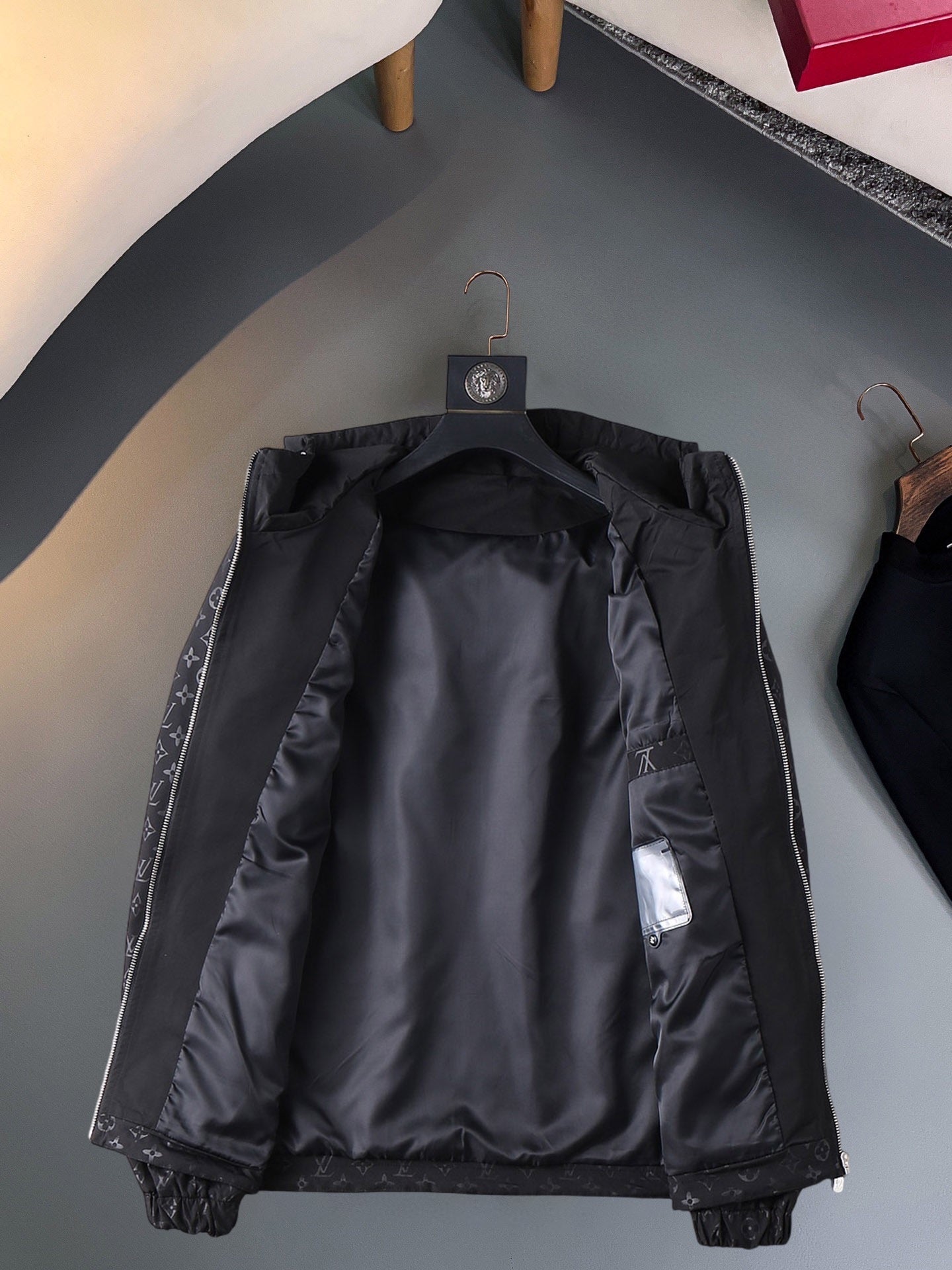 LOUIS VUITTON Autumn 2024 Men’s Jacket | Official Web Edition | Exclusive Tailored Fabric