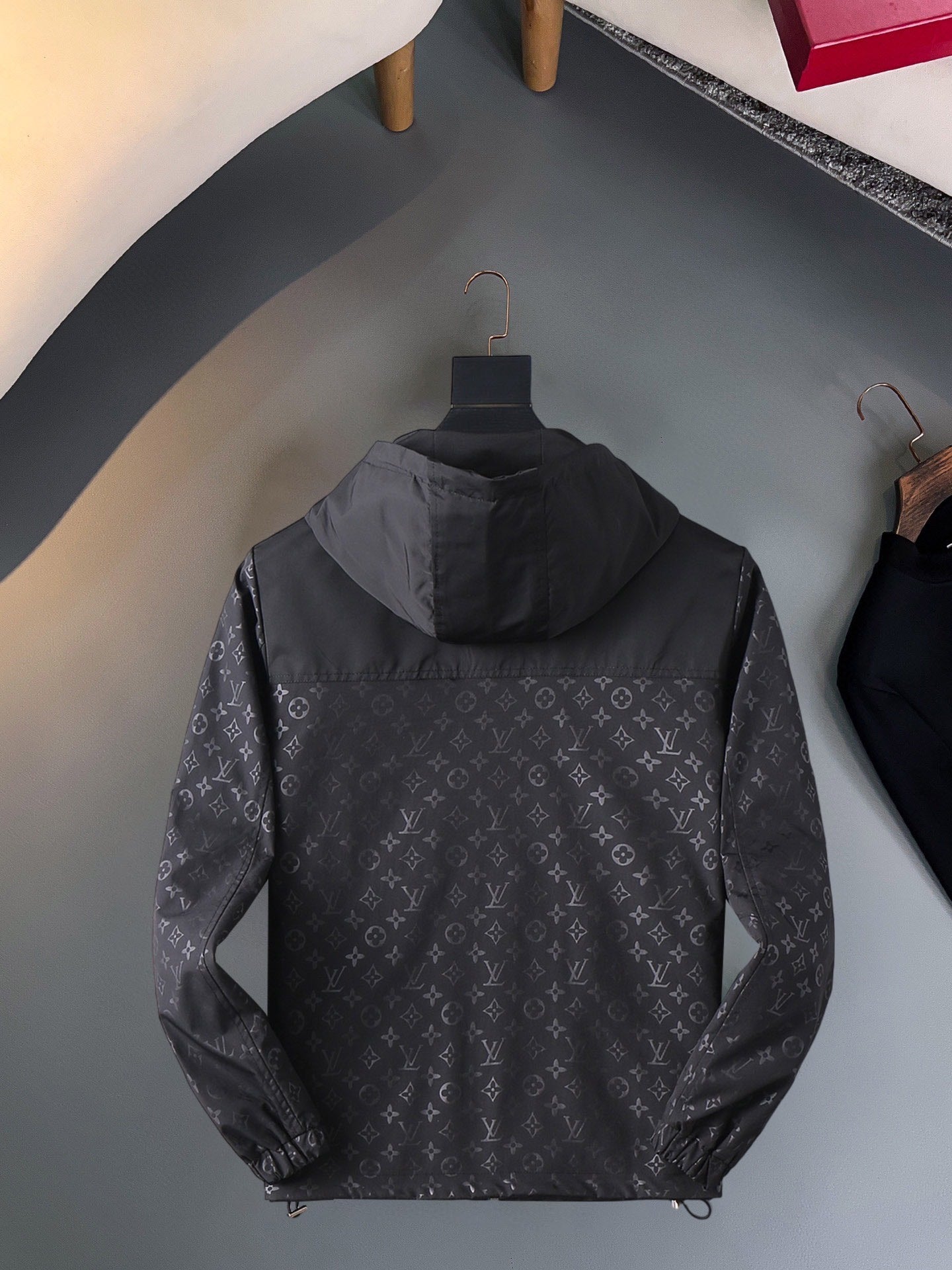 LOUIS VUITTON Autumn 2024 Men’s Jacket | Official Web Edition | Exclusive Tailored Fabric