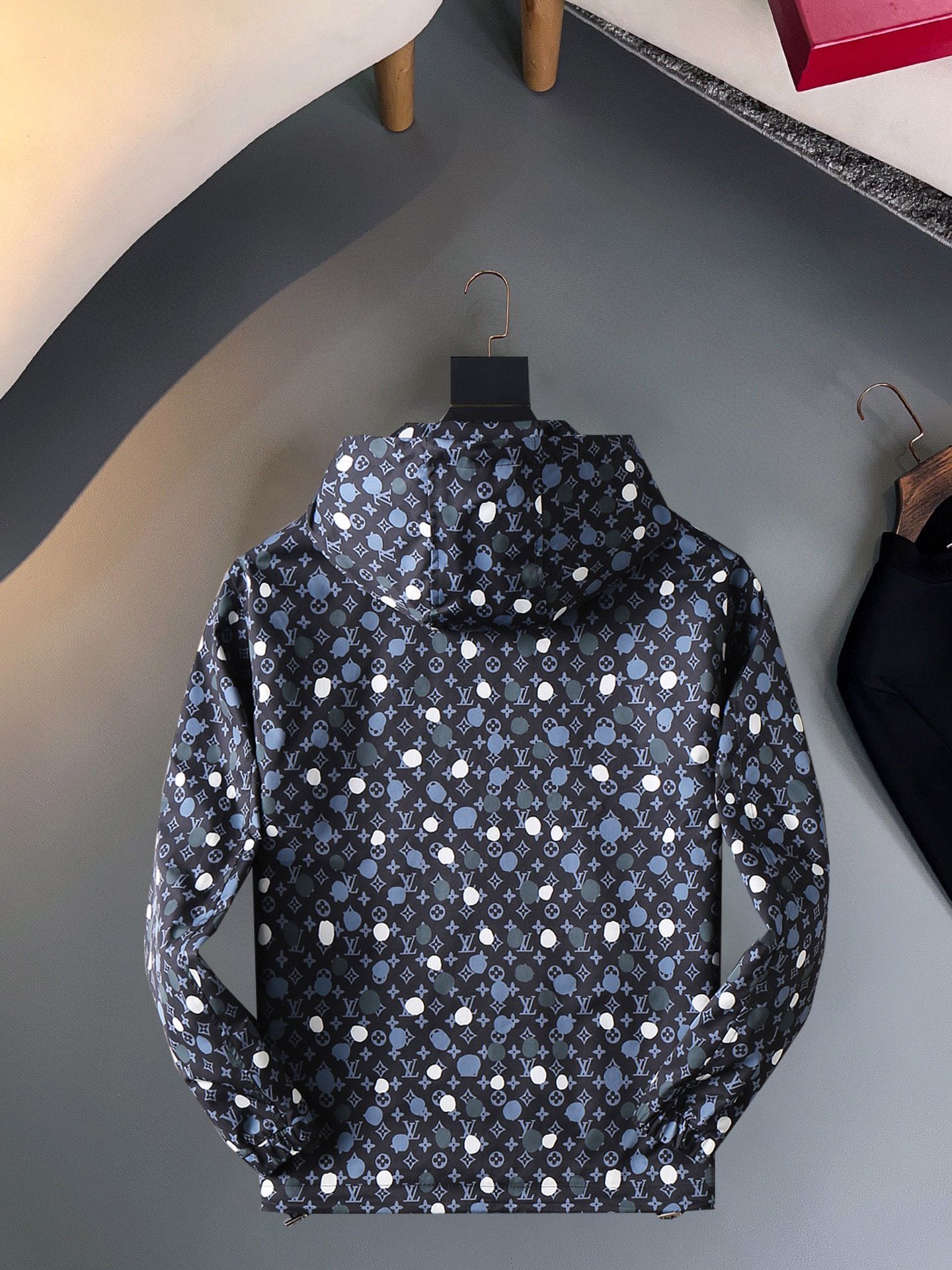 LOUIS VUITTON Autumn 2024 Men’s Jacket | Official Web Edition | Exclusive Tailored Fabric
