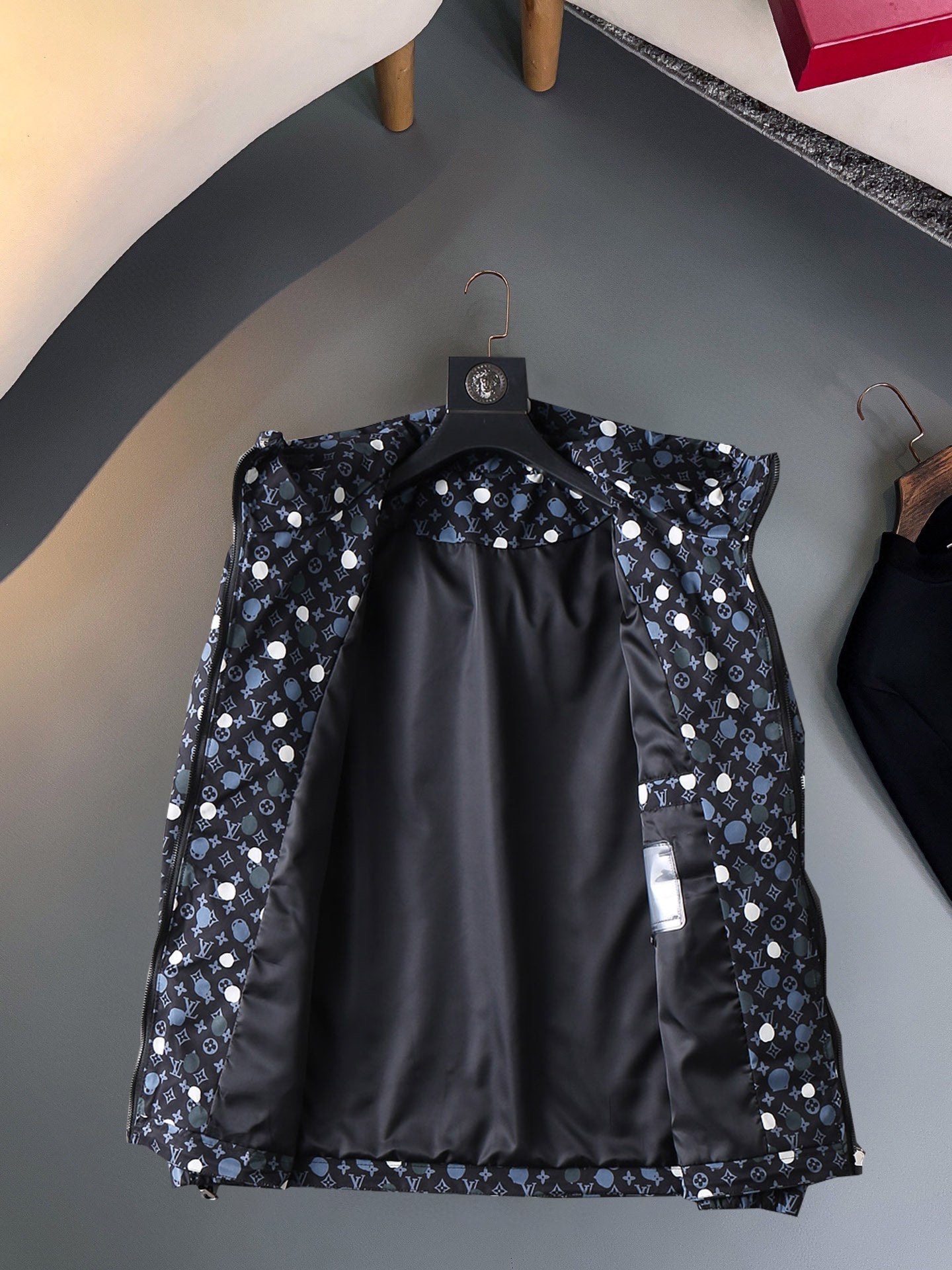 LOUIS VUITTON Autumn 2024 Men’s Jacket | Official Web Edition | Exclusive Tailored Fabric