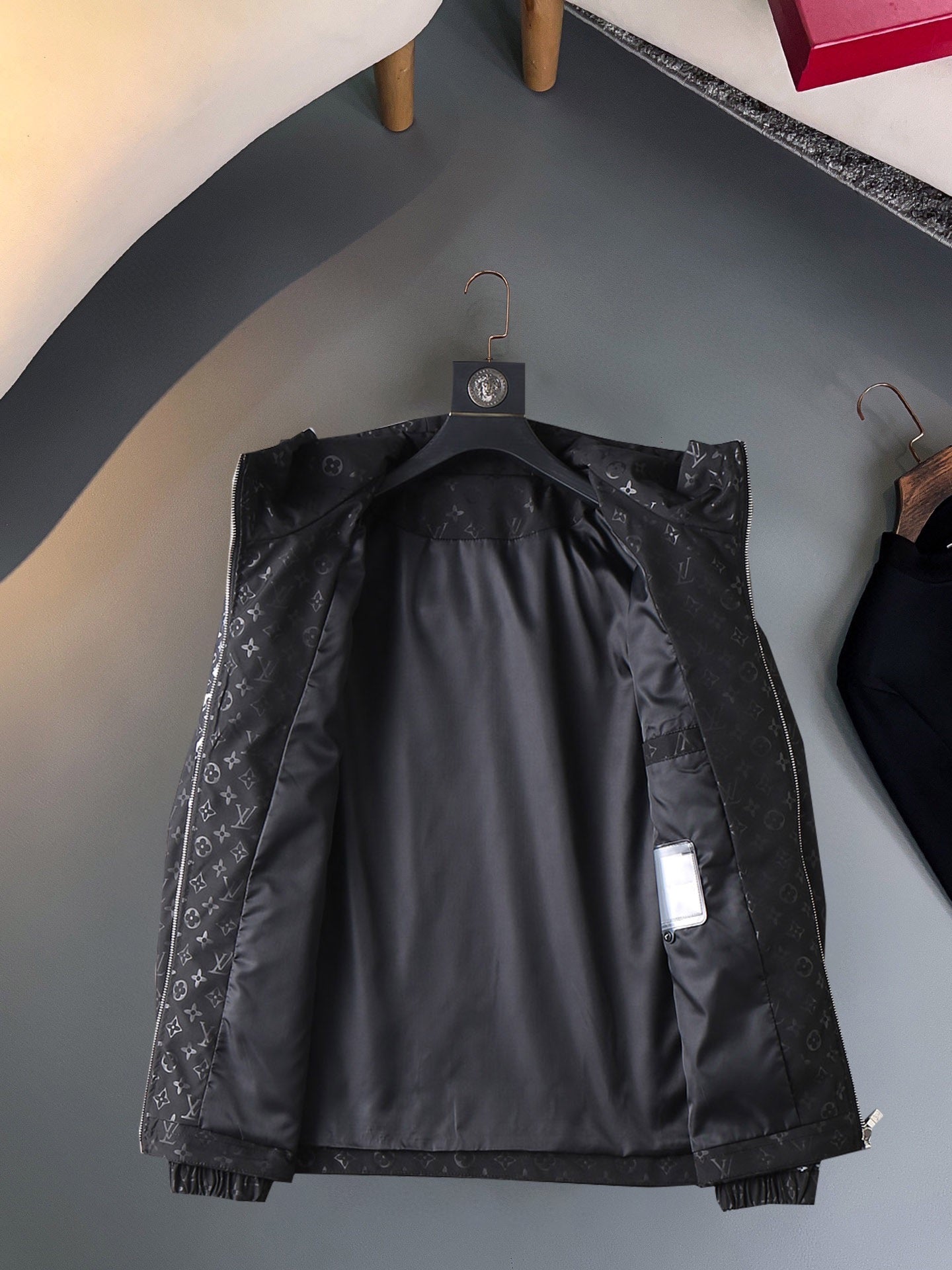 LOUIS VUITTON Autumn 2024 Men’s Jacket | Official Web Edition | Exclusive Tailored Fabric
