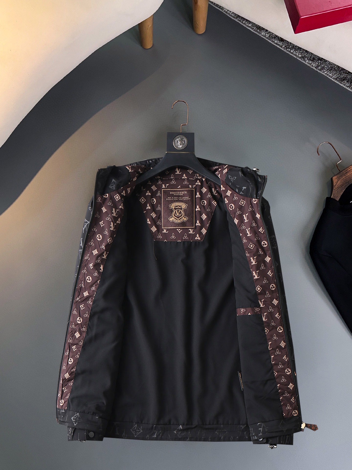 LOUIS VUITTON Autumn 2024 Men’s Jacket | Official Web Edition | Exclusive Tailored Fabric
