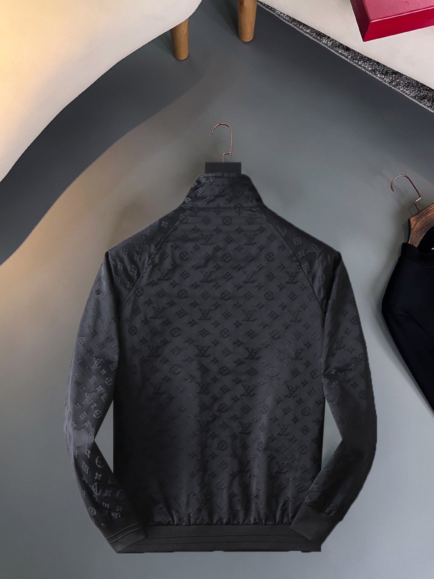 LOUIS VUITTON Autumn 2024 Men’s Jacket | Official Web Edition | Exclusive Tailored Fabric