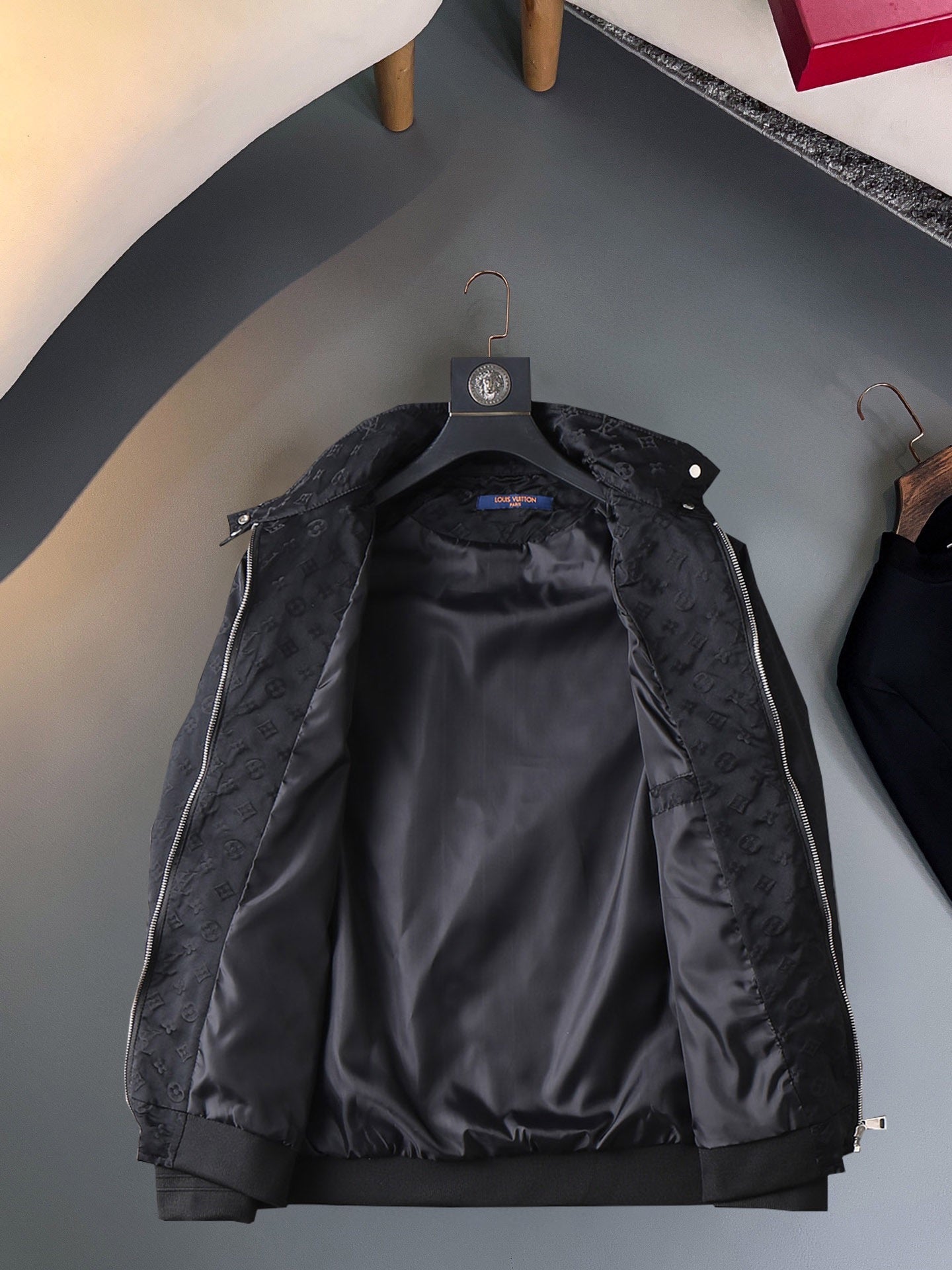 LOUIS VUITTON Autumn 2024 Men’s Jacket | Official Web Edition | Exclusive Tailored Fabric