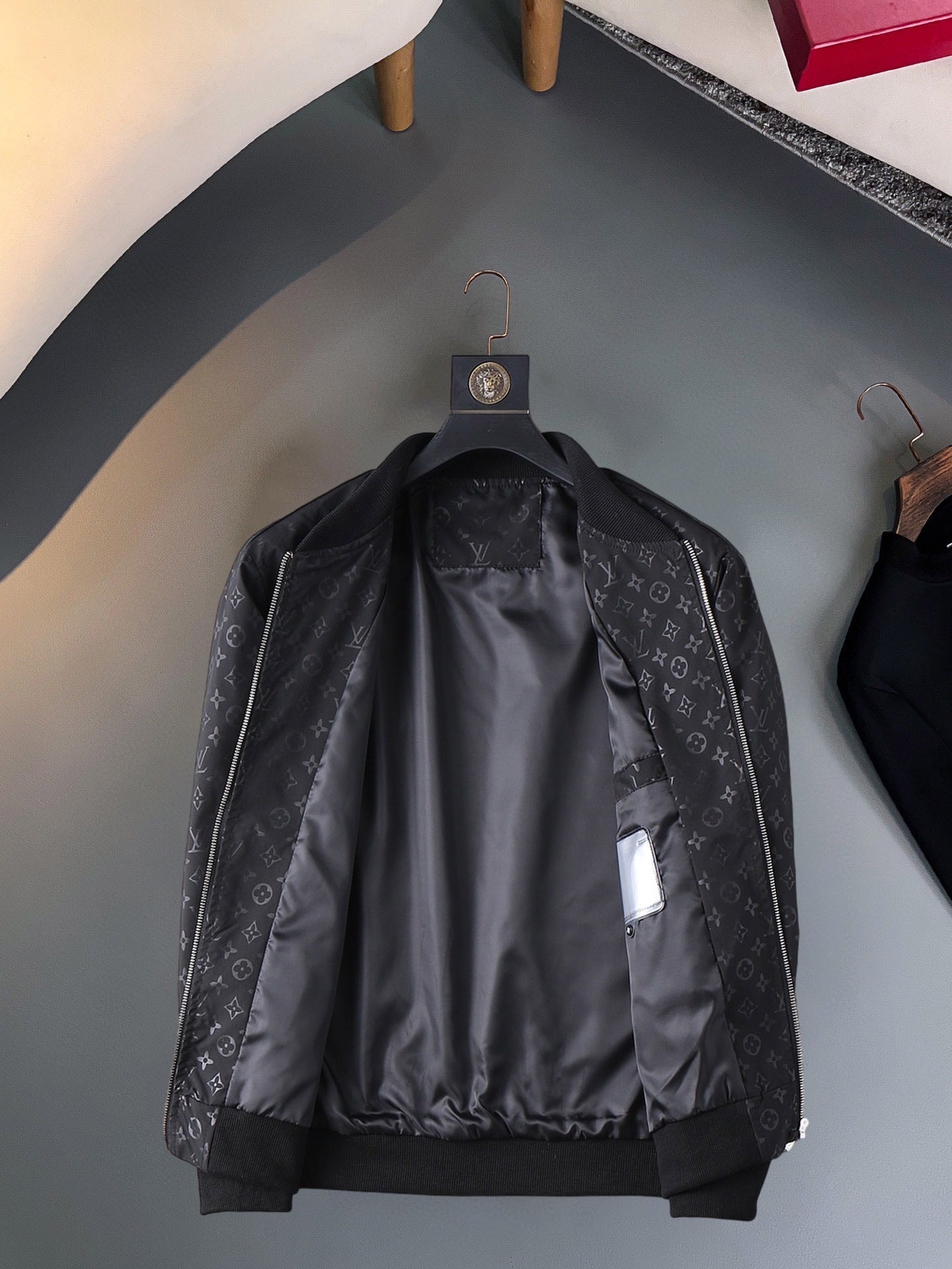 LOUIS VUITTON Autumn 2024 Men’s Jacket | Official Web Edition | Exclusive Tailored Fabric