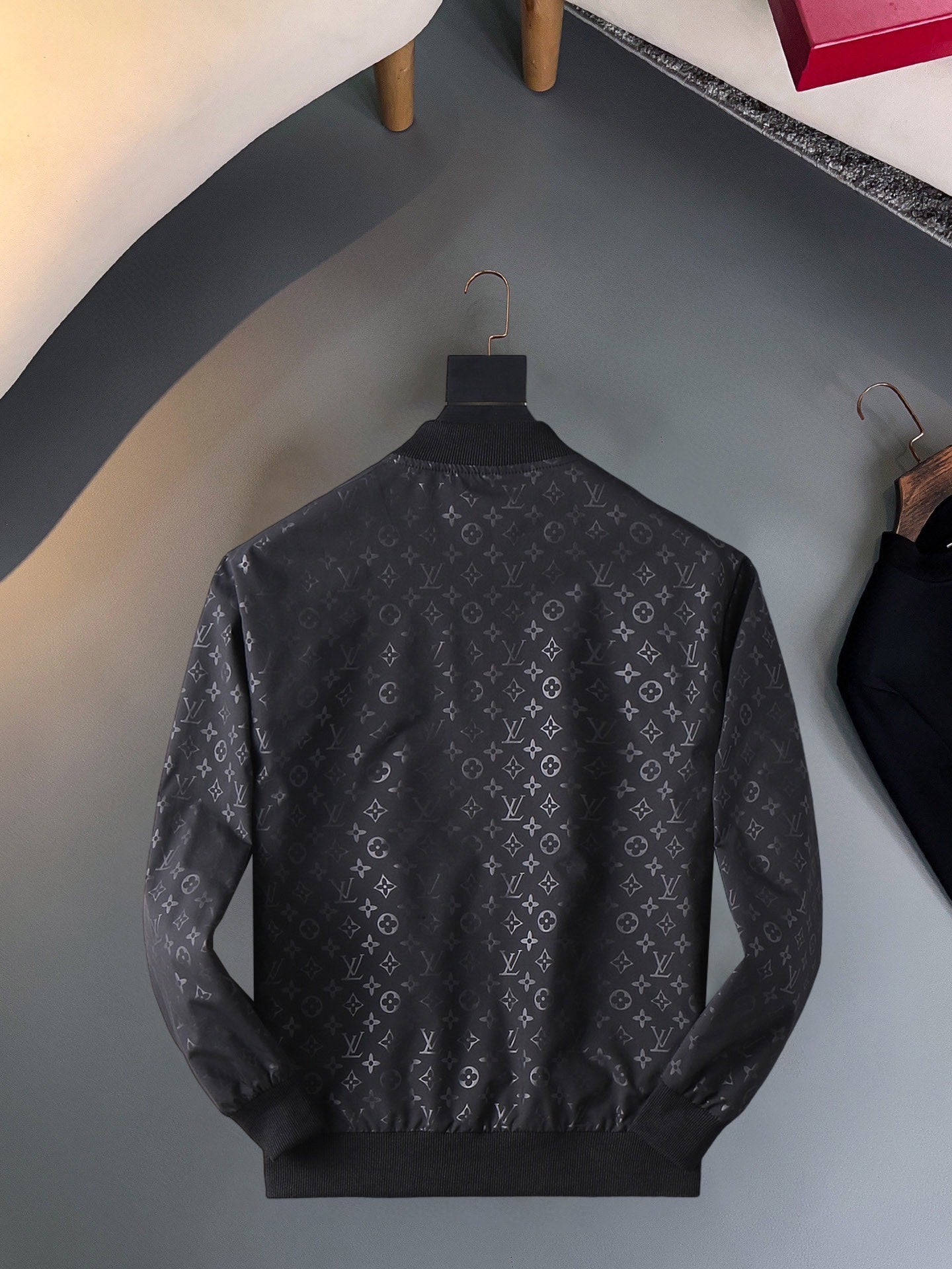 LOUIS VUITTON Autumn 2024 Men’s Jacket | Official Web Edition | Exclusive Tailored Fabric