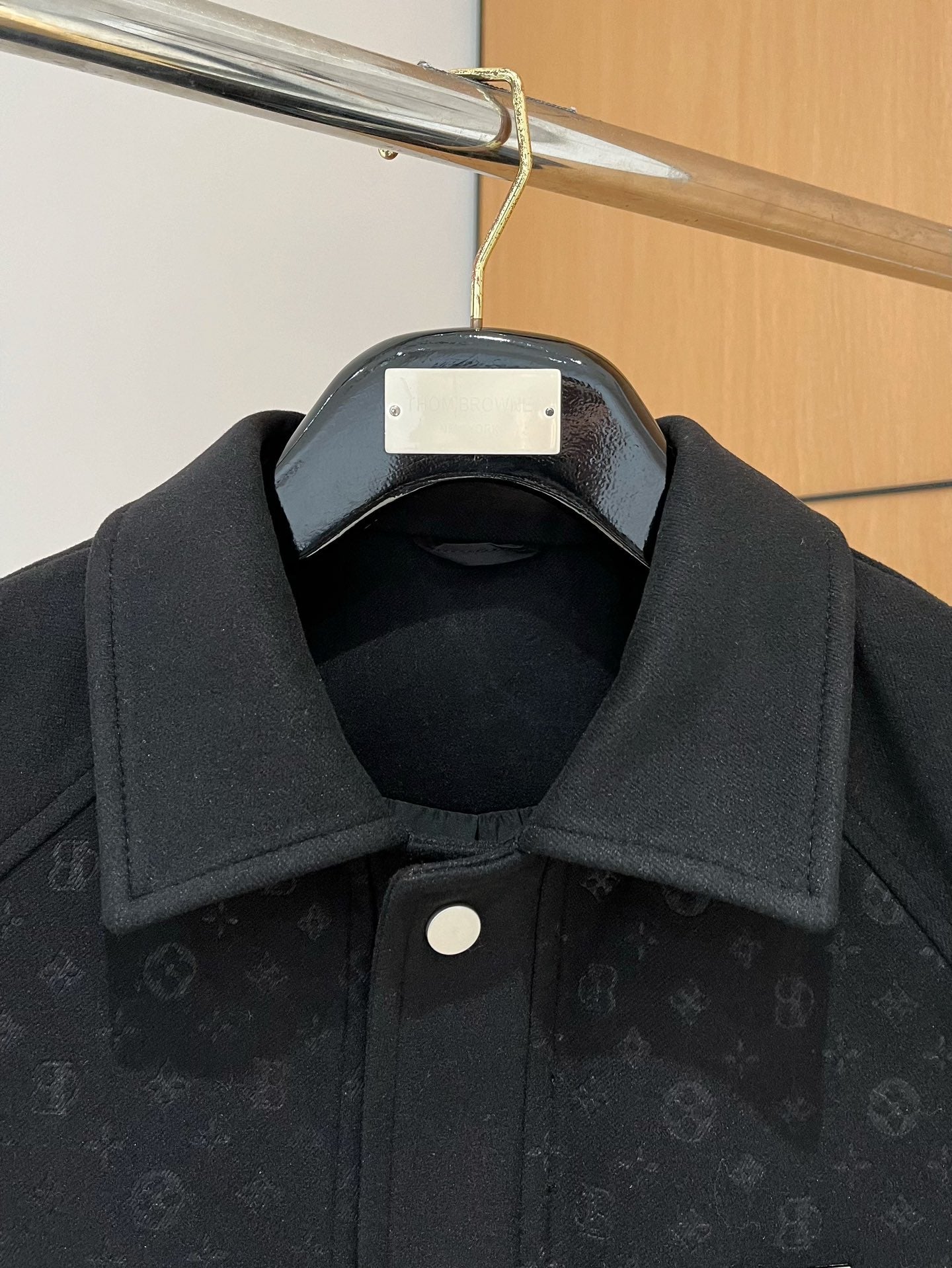 LV Men’s 2024 Luxury Jacket – Innovative Fabric, Metal Hardware, Elegant Business-Casual Design