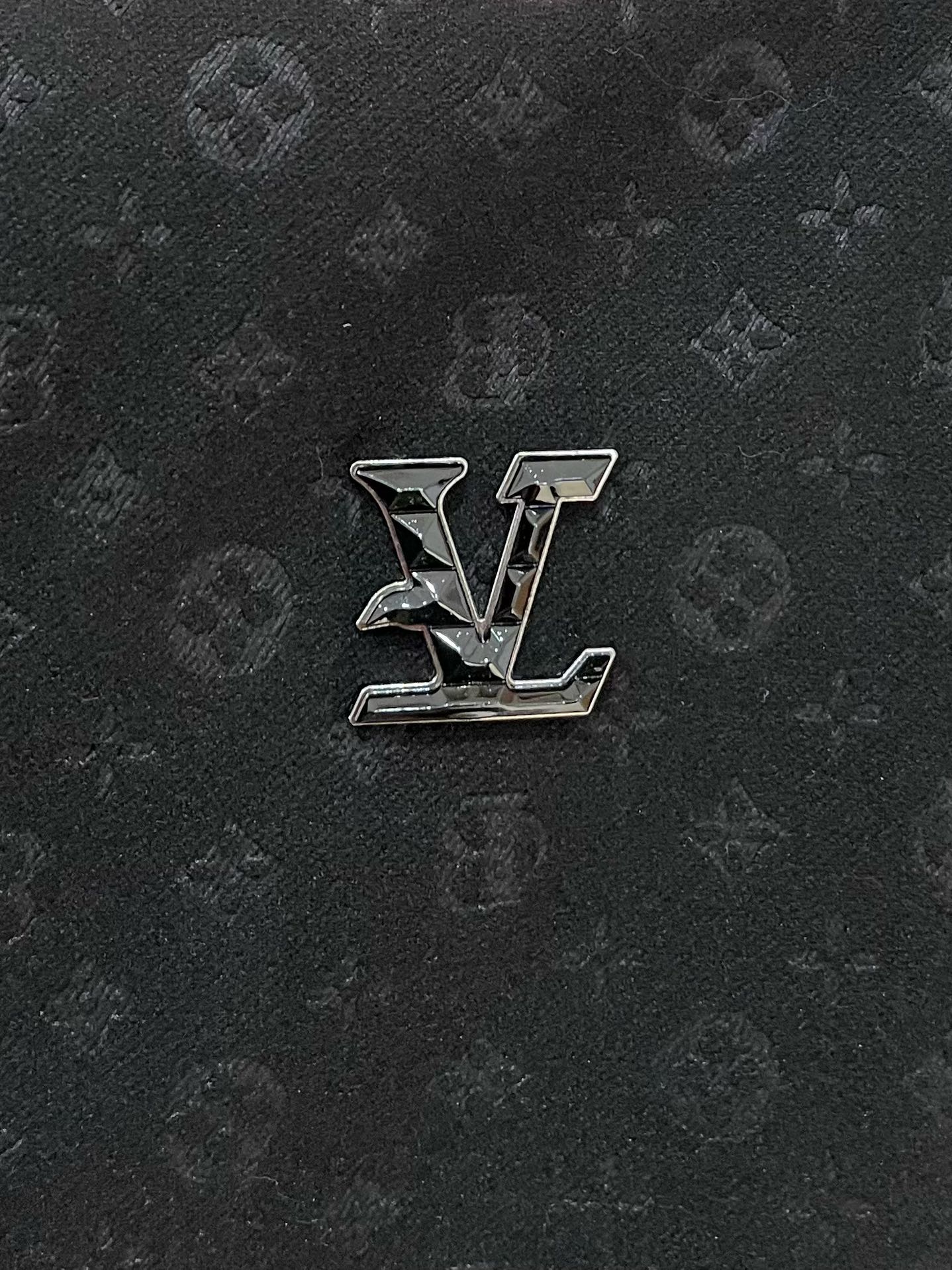 LV Men’s 2024 Luxury Jacket – Innovative Fabric, Metal Hardware, Elegant Business-Casual Design