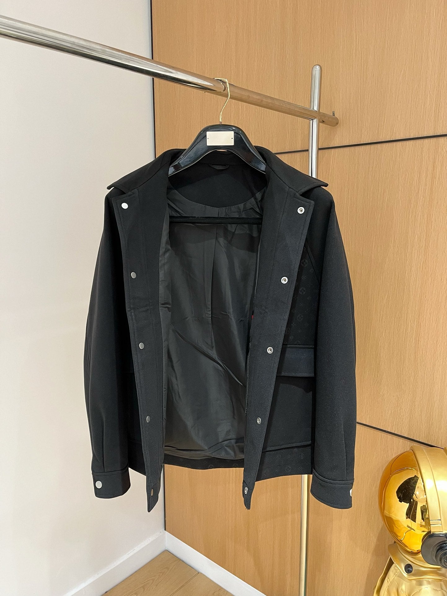 LV Men’s 2024 Luxury Jacket – Innovative Fabric, Metal Hardware, Elegant Business-Casual Design
