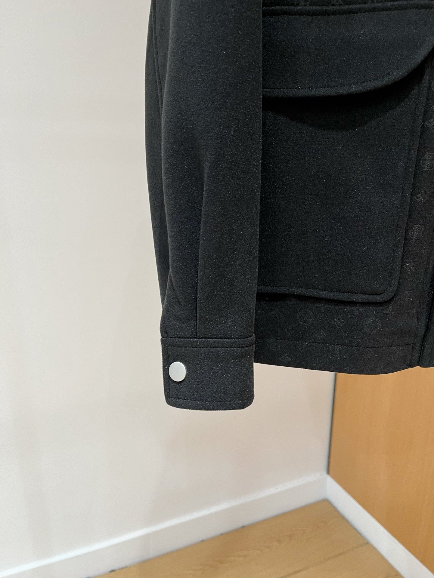 LV Men’s 2024 Luxury Jacket – Innovative Fabric, Metal Hardware, Elegant Business-Casual Design