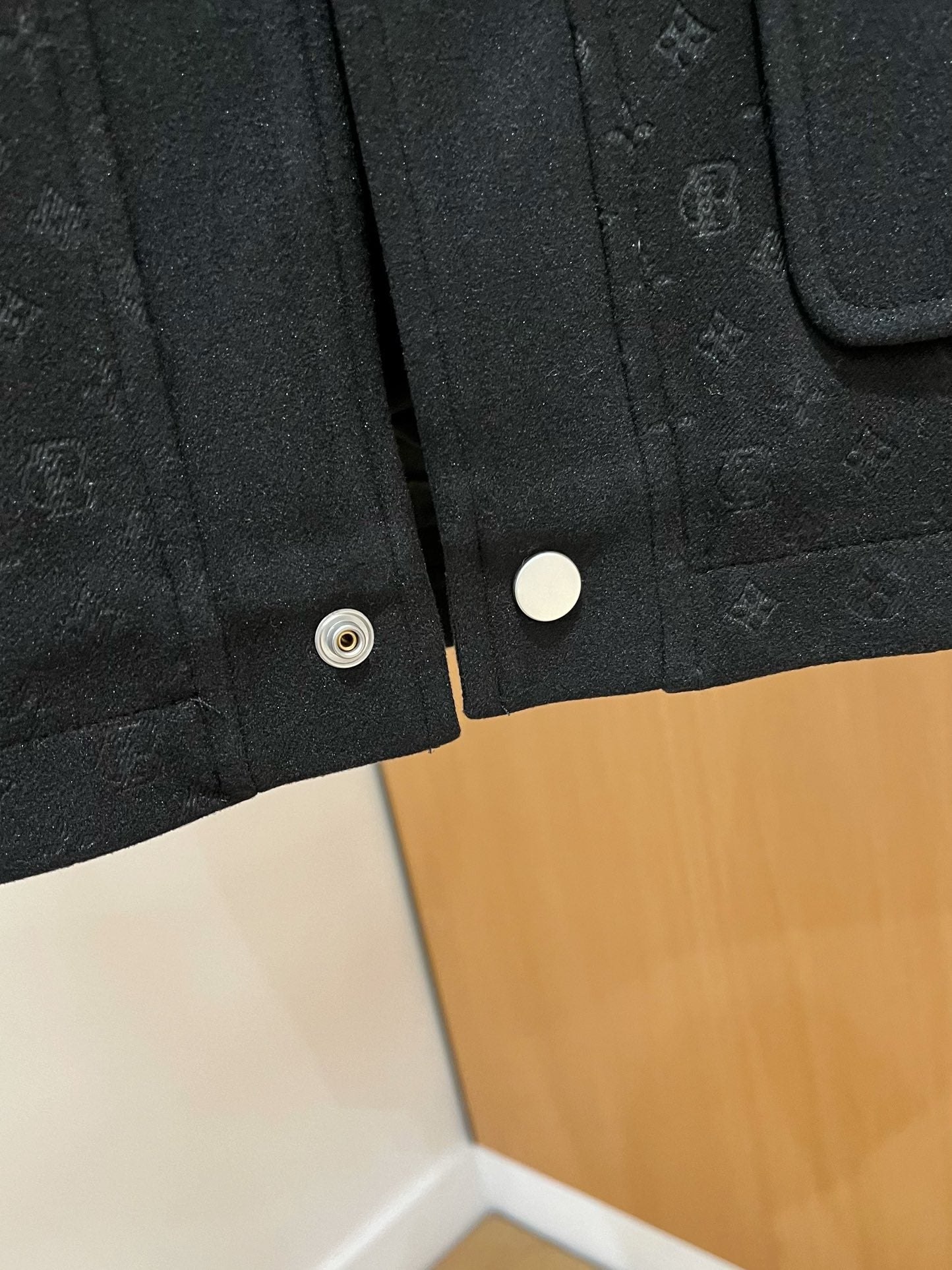 LV Men’s 2024 Luxury Jacket – Innovative Fabric, Metal Hardware, Elegant Business-Casual Design