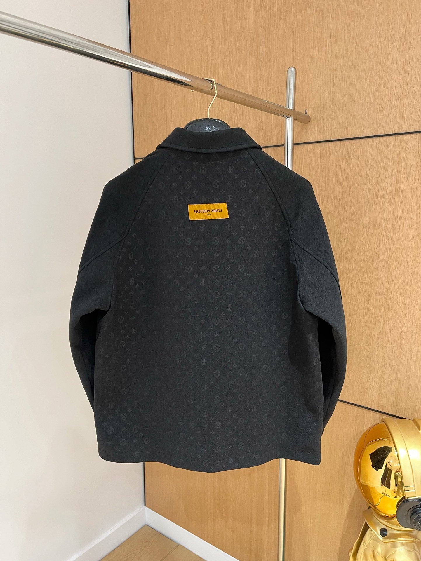 LV Men’s 2024 Luxury Jacket – Innovative Fabric, Metal Hardware, Elegant Business-Casual Design