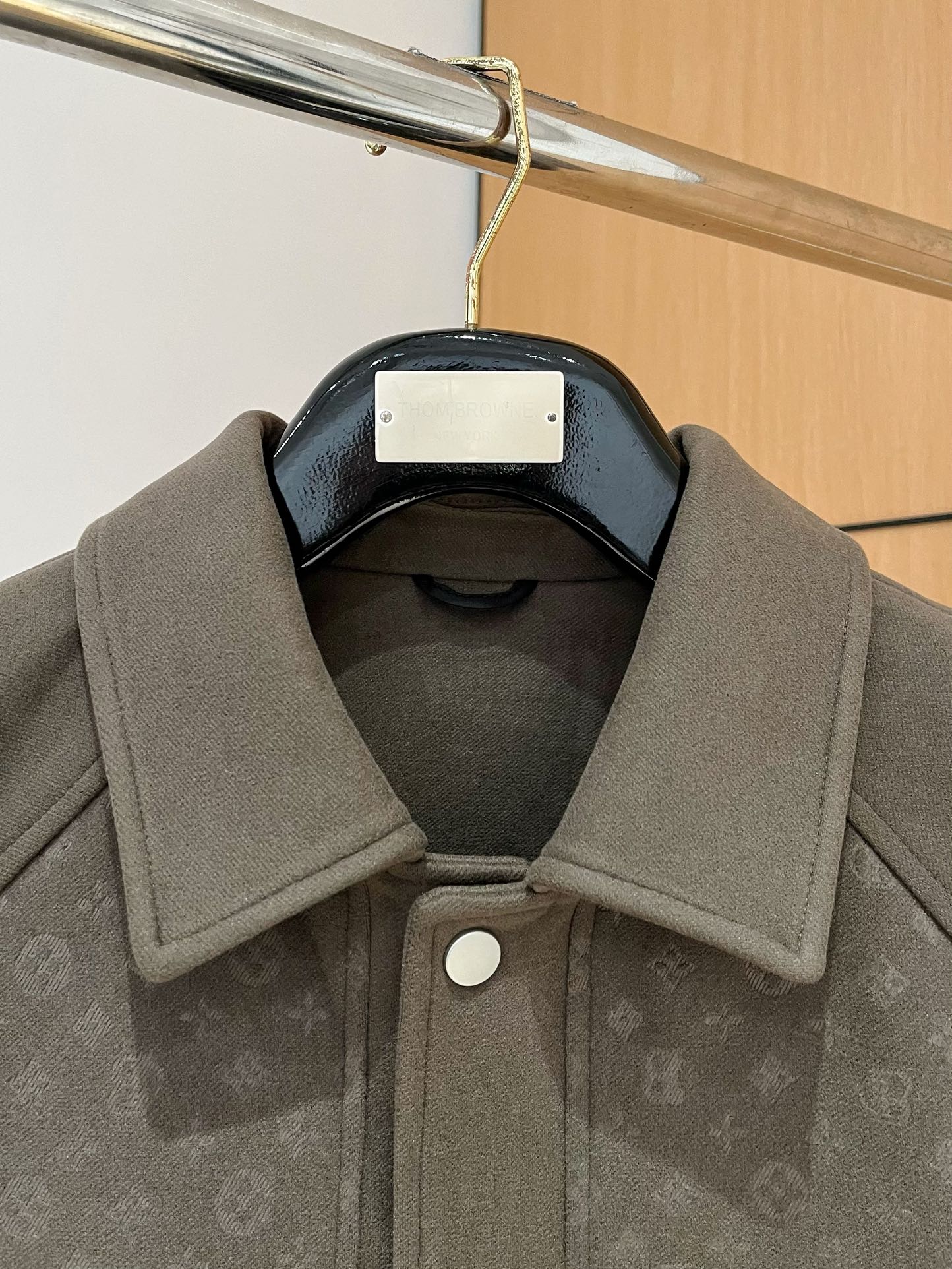 LV Men’s 2024 Luxury Jacket – Innovative Fabric, Custom Metal Hardware, Business-Casual Essential