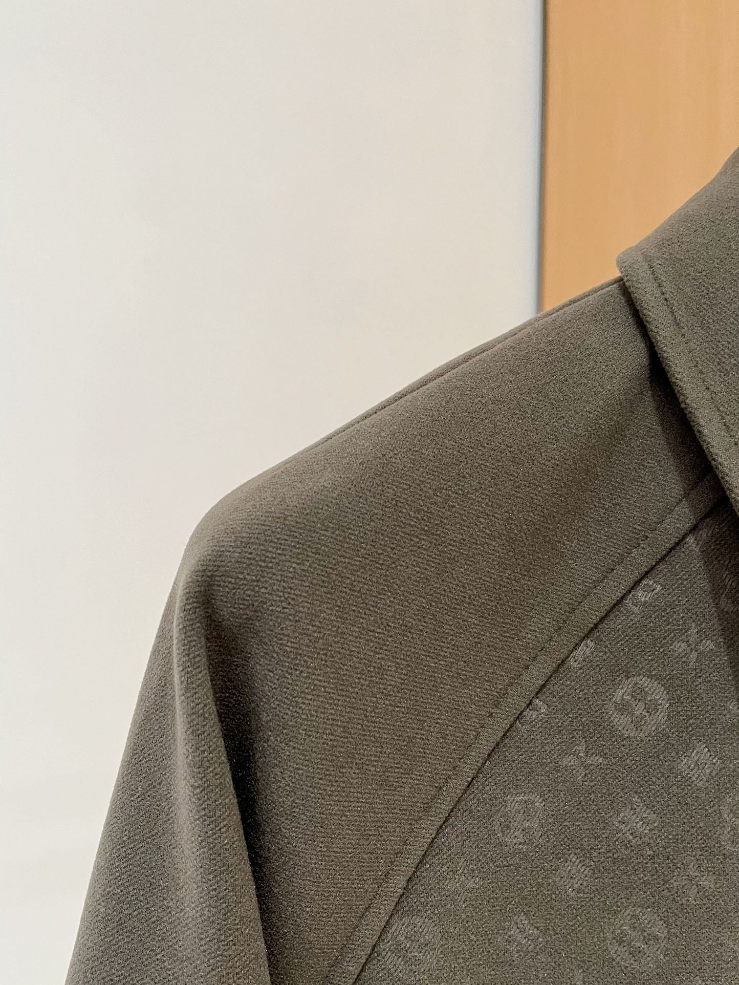 LV Men’s 2024 Luxury Jacket – Innovative Fabric, Custom Metal Hardware, Business-Casual Essential