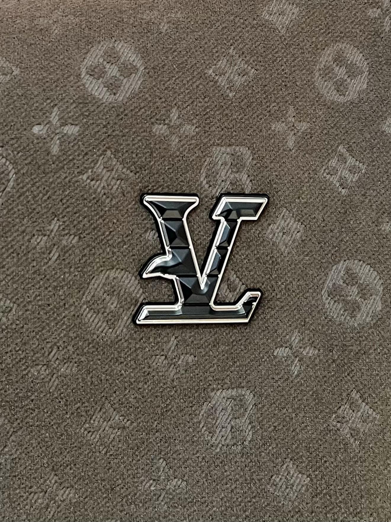 LV Men’s 2024 Luxury Jacket – Innovative Fabric, Custom Metal Hardware, Business-Casual Essential