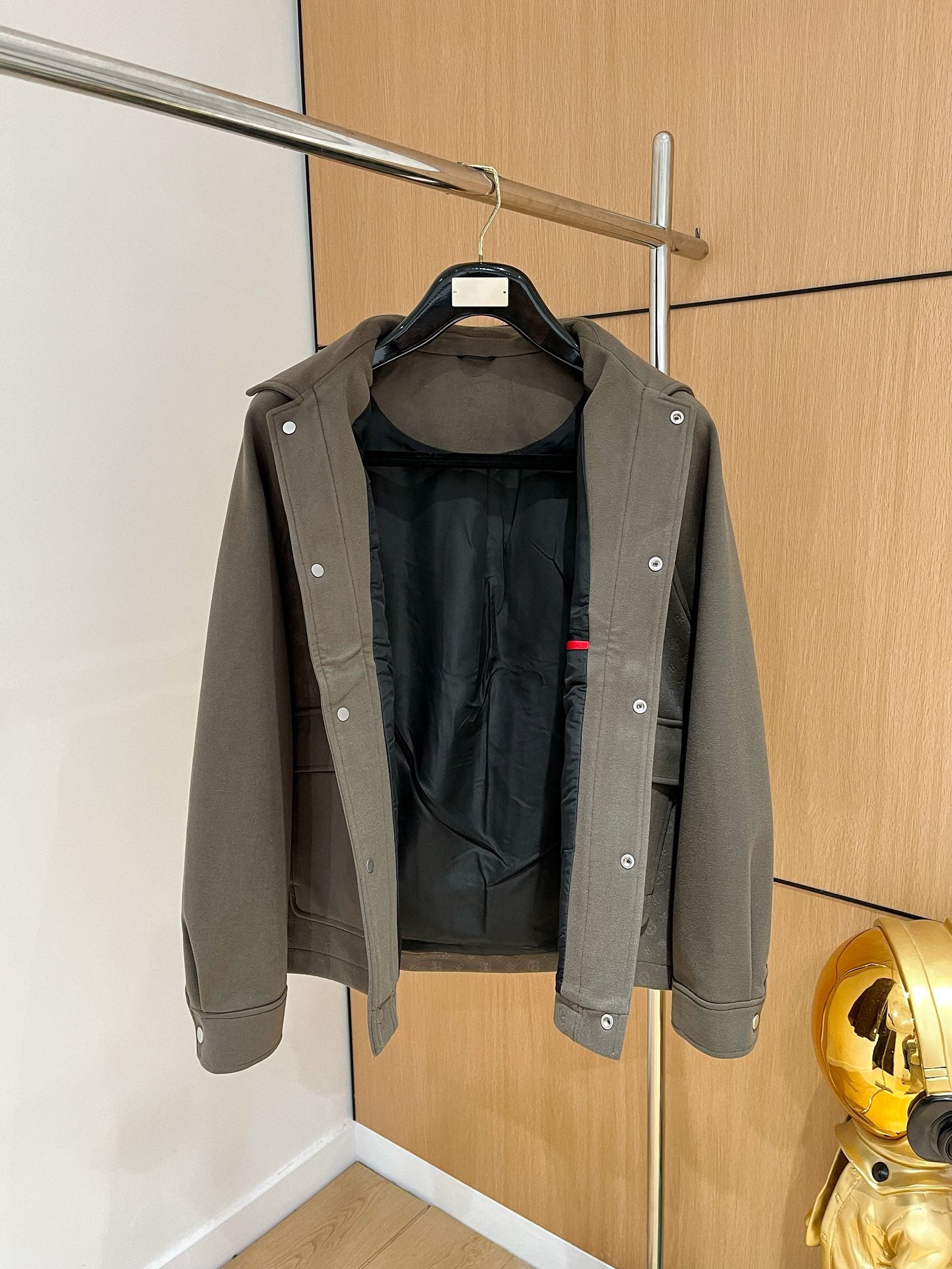 LV Men’s 2024 Luxury Jacket – Innovative Fabric, Custom Metal Hardware, Business-Casual Essential