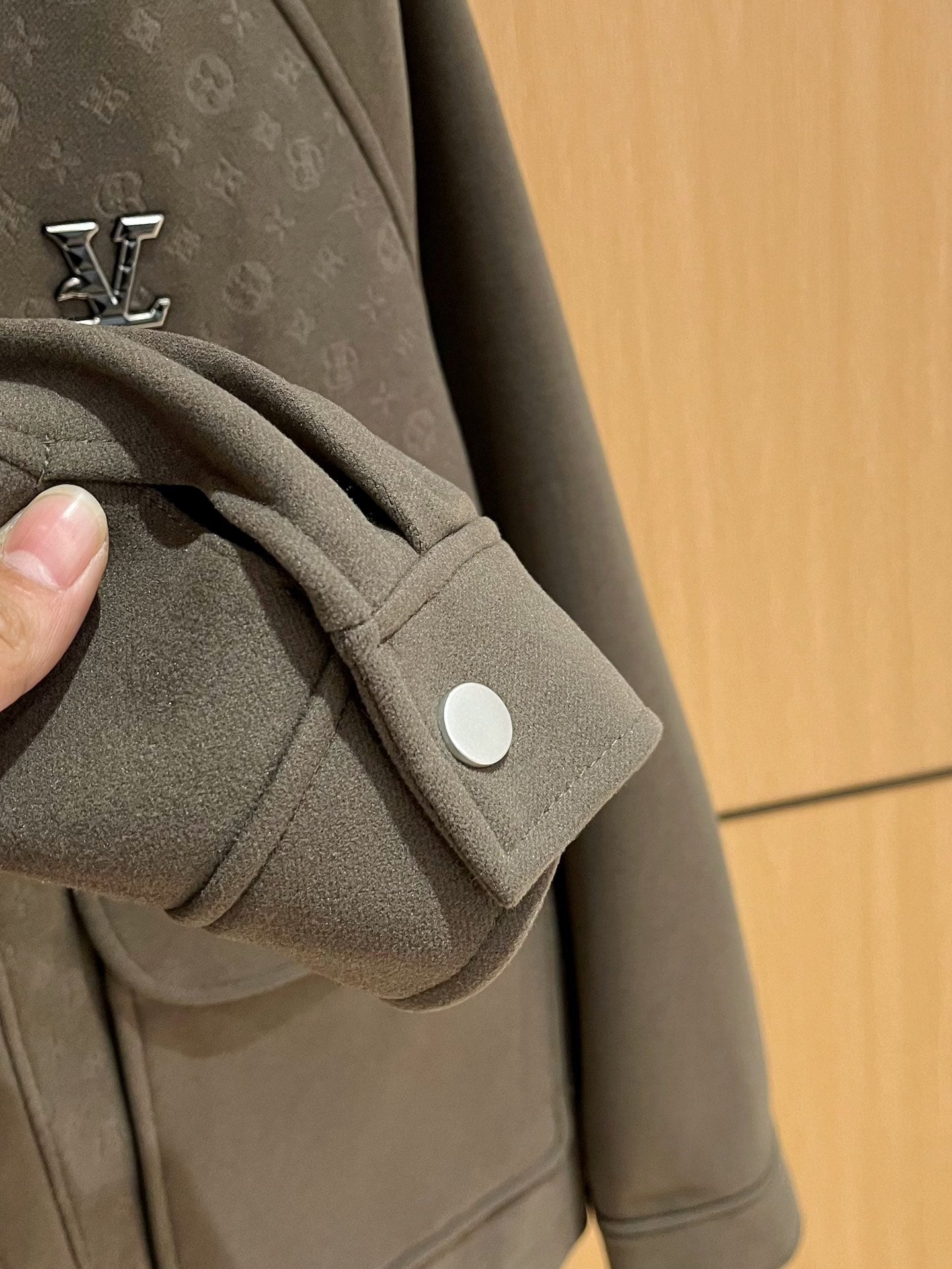 LV Men’s 2024 Luxury Jacket – Innovative Fabric, Custom Metal Hardware, Business-Casual Essential
