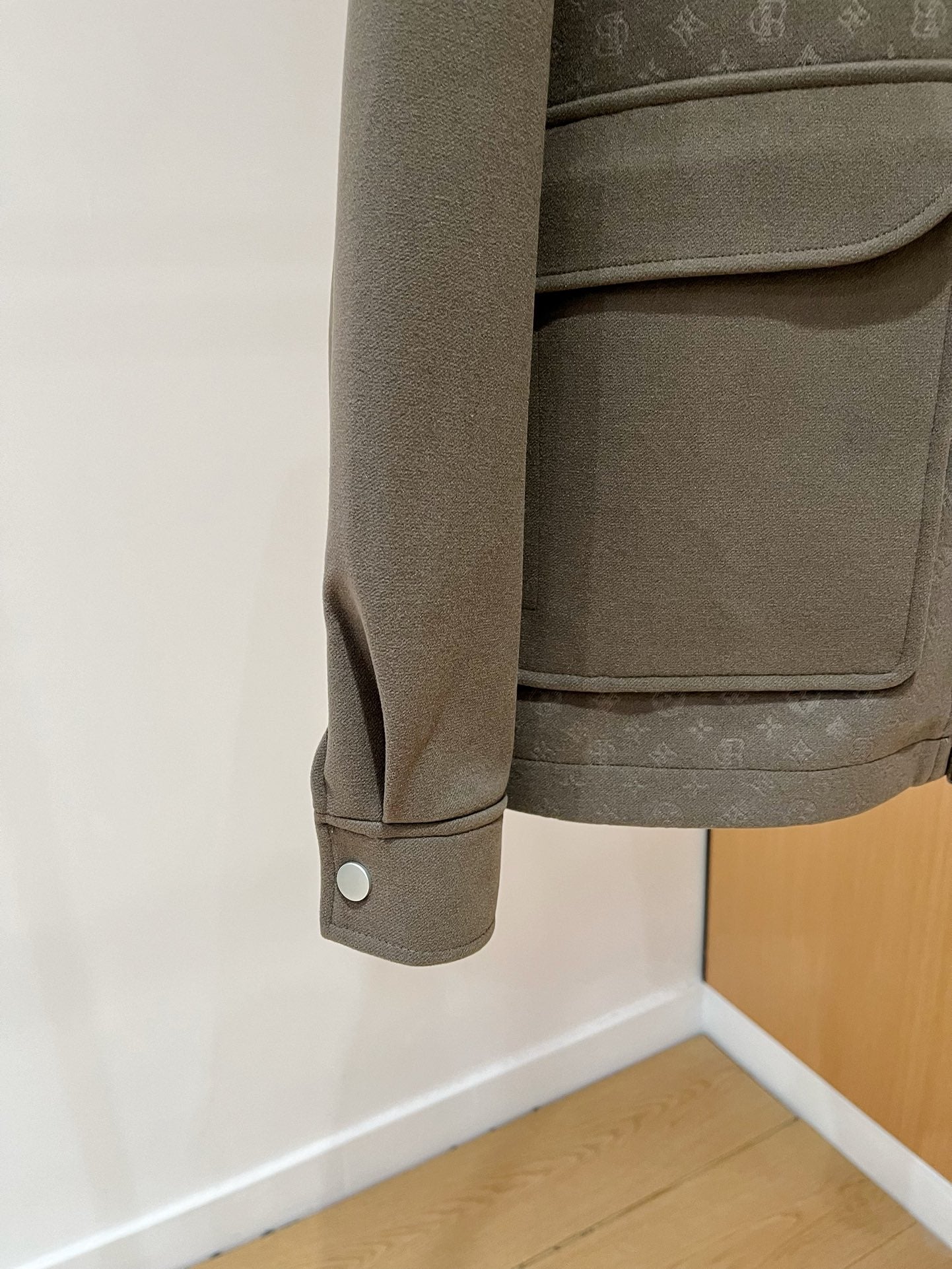 LV Men’s 2024 Luxury Jacket – Innovative Fabric, Custom Metal Hardware, Business-Casual Essential