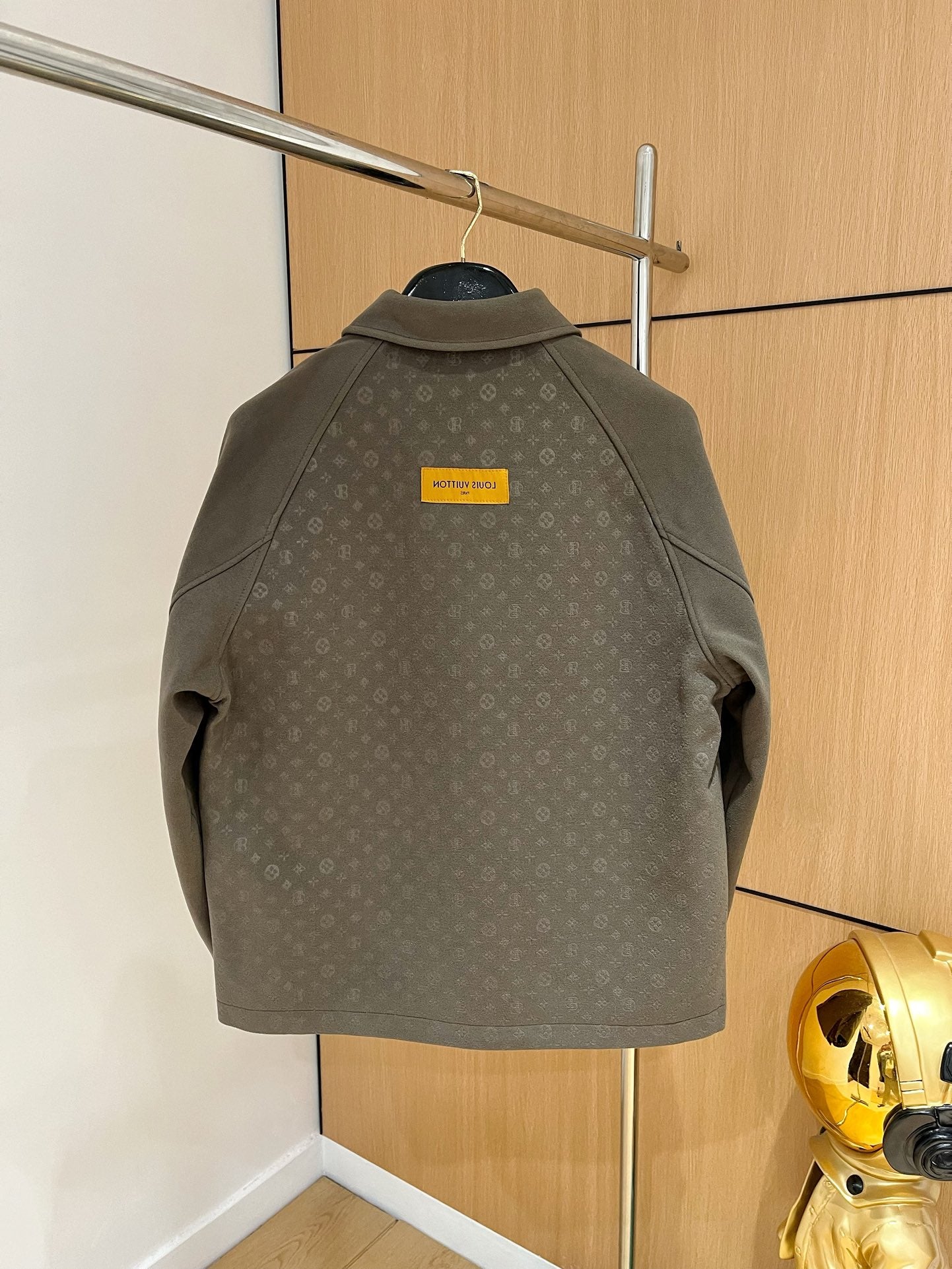 LV Men’s 2024 Luxury Jacket – Innovative Fabric, Custom Metal Hardware, Business-Casual Essential