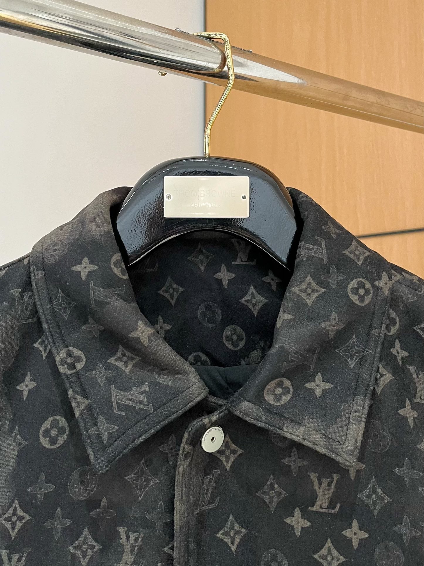 LV Men’s 2024 Luxury Jacket – Innovative Fabric, Custom Metal Hardware, Versatile Business-Casual Style