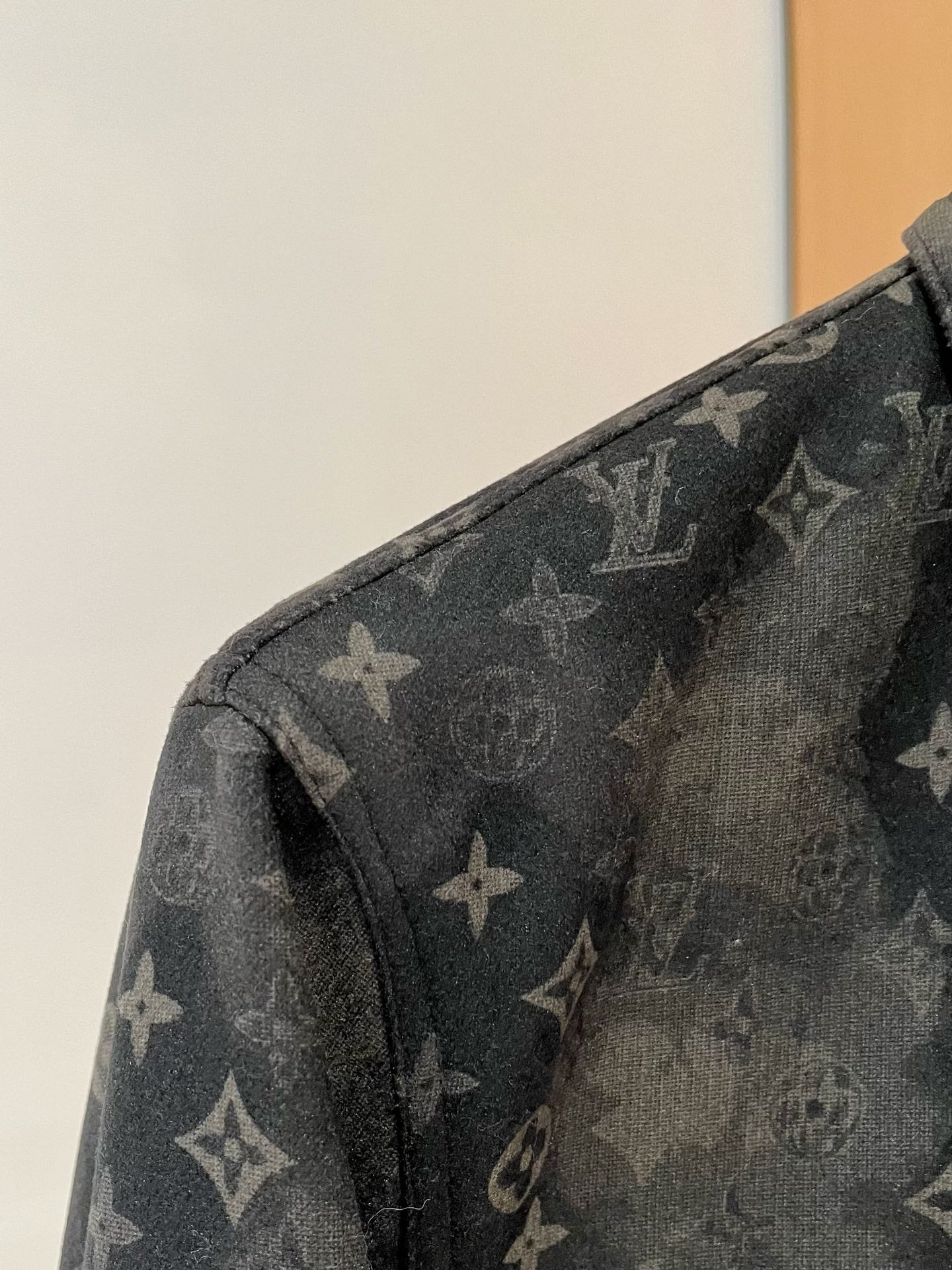 LV Men’s 2024 Luxury Jacket – Innovative Fabric, Custom Metal Hardware, Versatile Business-Casual Style