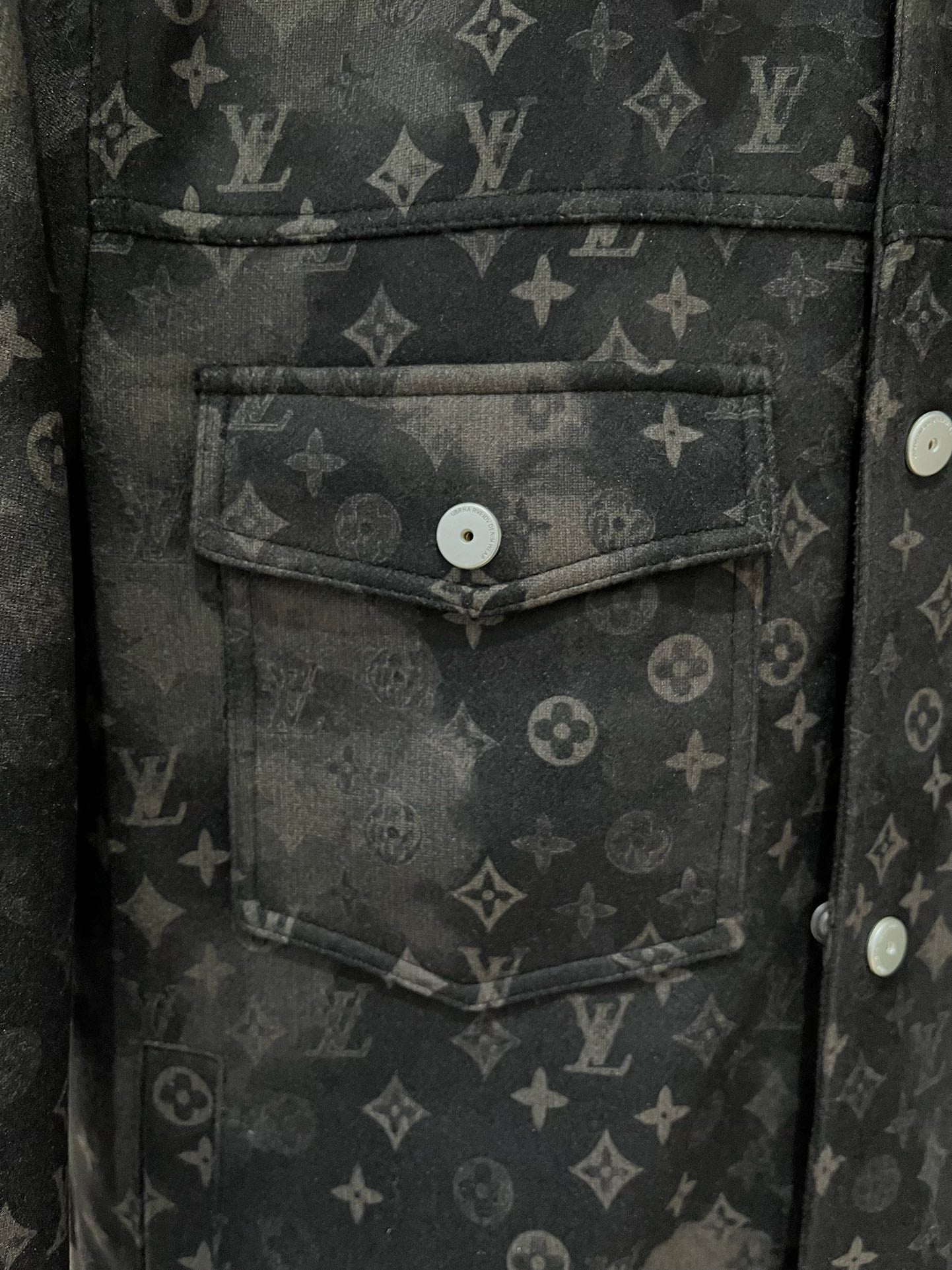 LV Men’s 2024 Luxury Jacket – Innovative Fabric, Custom Metal Hardware, Versatile Business-Casual Style