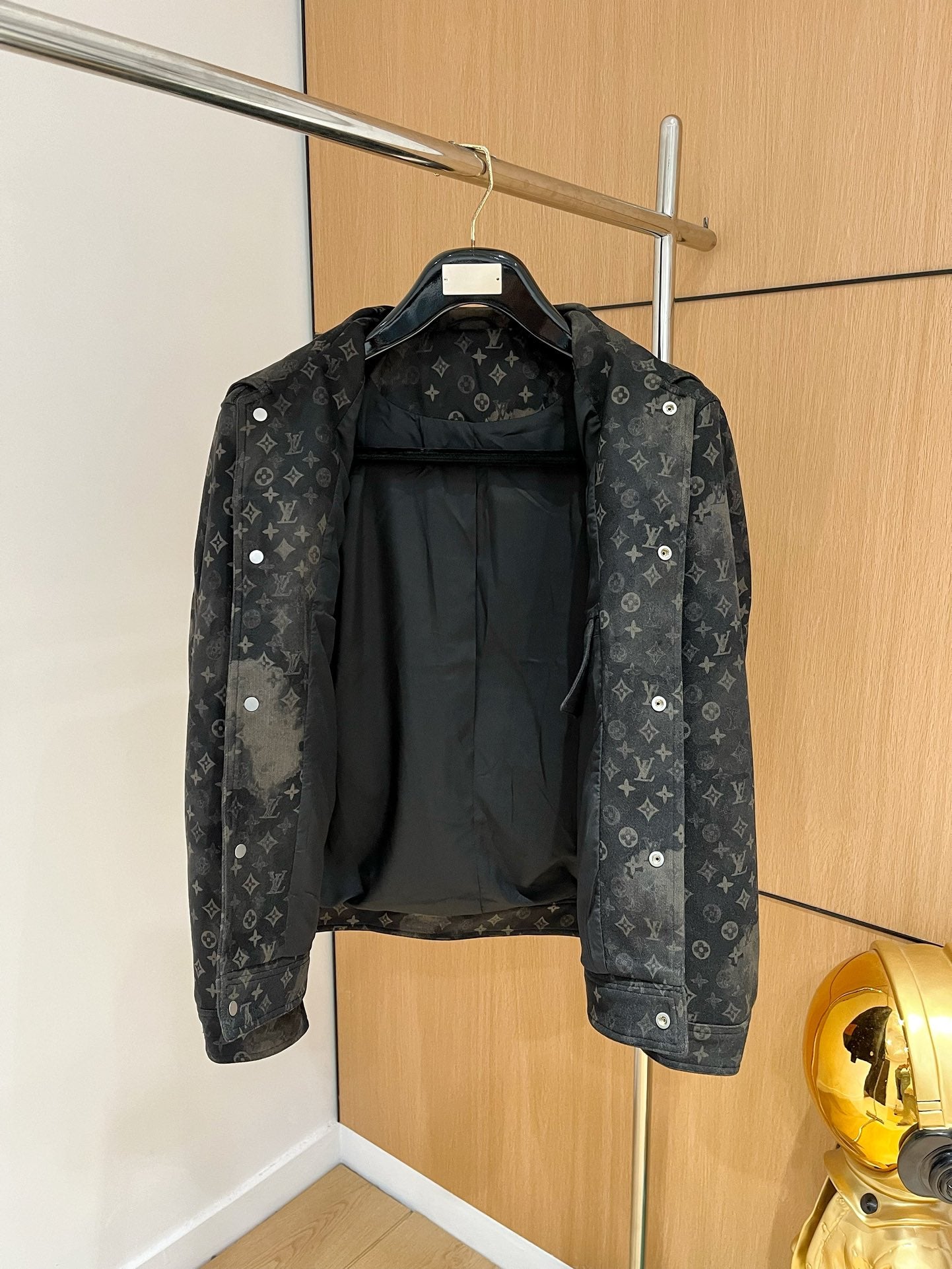 LV Men’s 2024 Luxury Jacket – Innovative Fabric, Custom Metal Hardware, Versatile Business-Casual Style