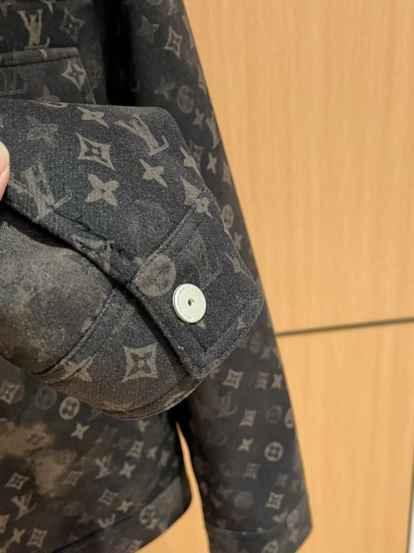 LV Men’s 2024 Luxury Jacket – Innovative Fabric, Custom Metal Hardware, Versatile Business-Casual Style