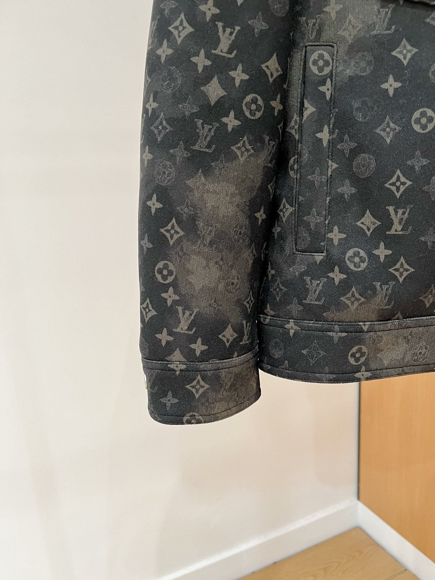 LV Men’s 2024 Luxury Jacket – Innovative Fabric, Custom Metal Hardware, Versatile Business-Casual Style