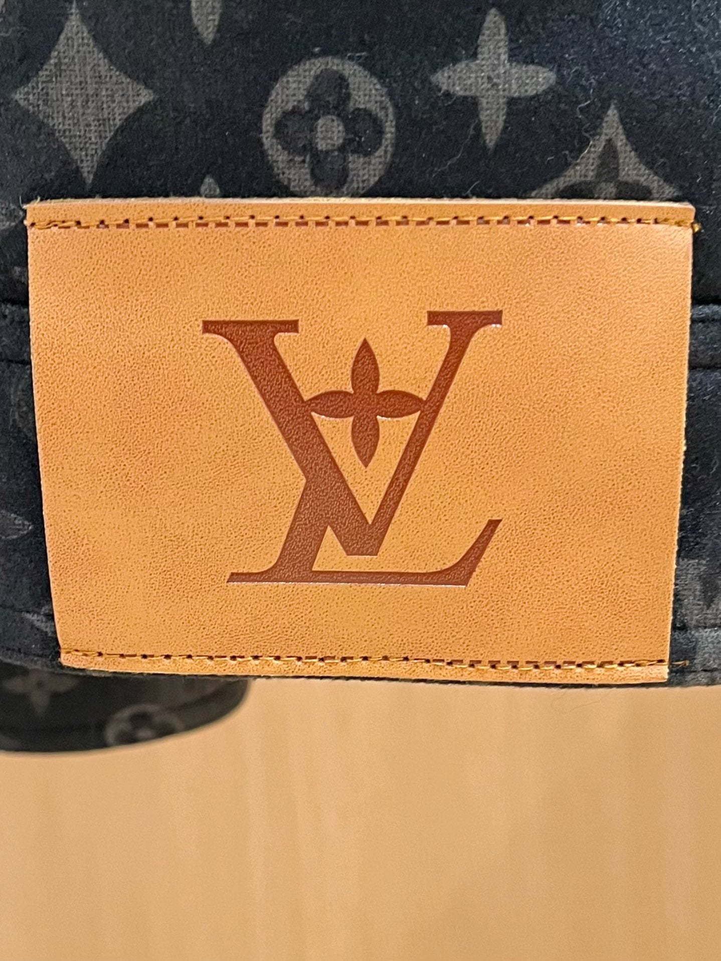 LV Men’s 2024 Luxury Jacket – Innovative Fabric, Custom Metal Hardware, Versatile Business-Casual Style