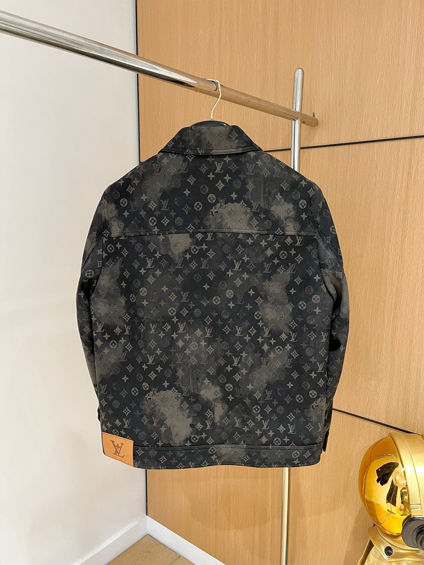 LV Men’s 2024 Luxury Jacket – Innovative Fabric, Custom Metal Hardware, Versatile Business-Casual Style