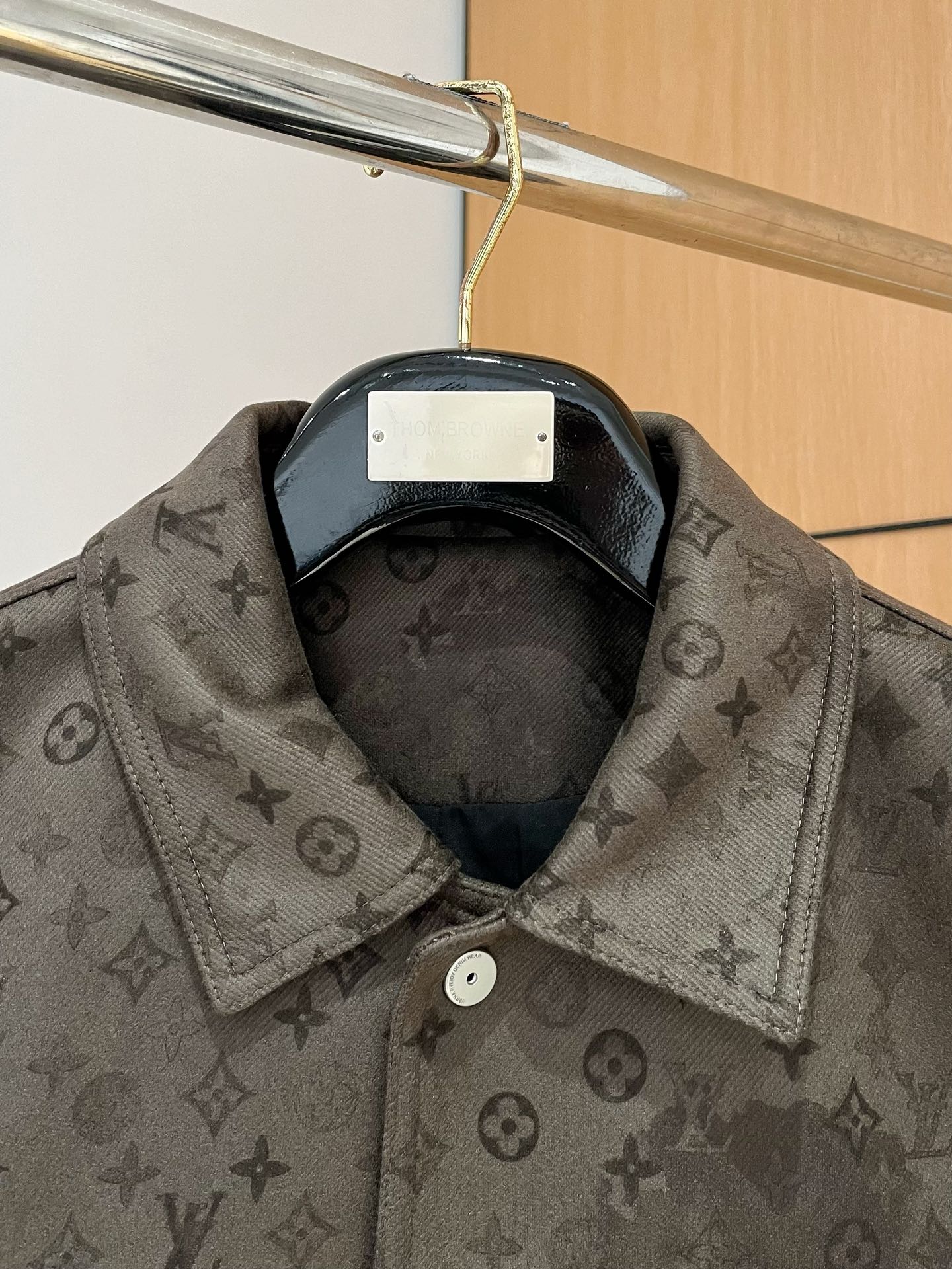 LV Men’s 2024 Luxury Jacket – Innovative Fabric, Custom Metal Hardware, Versatile Business-Casual Essential