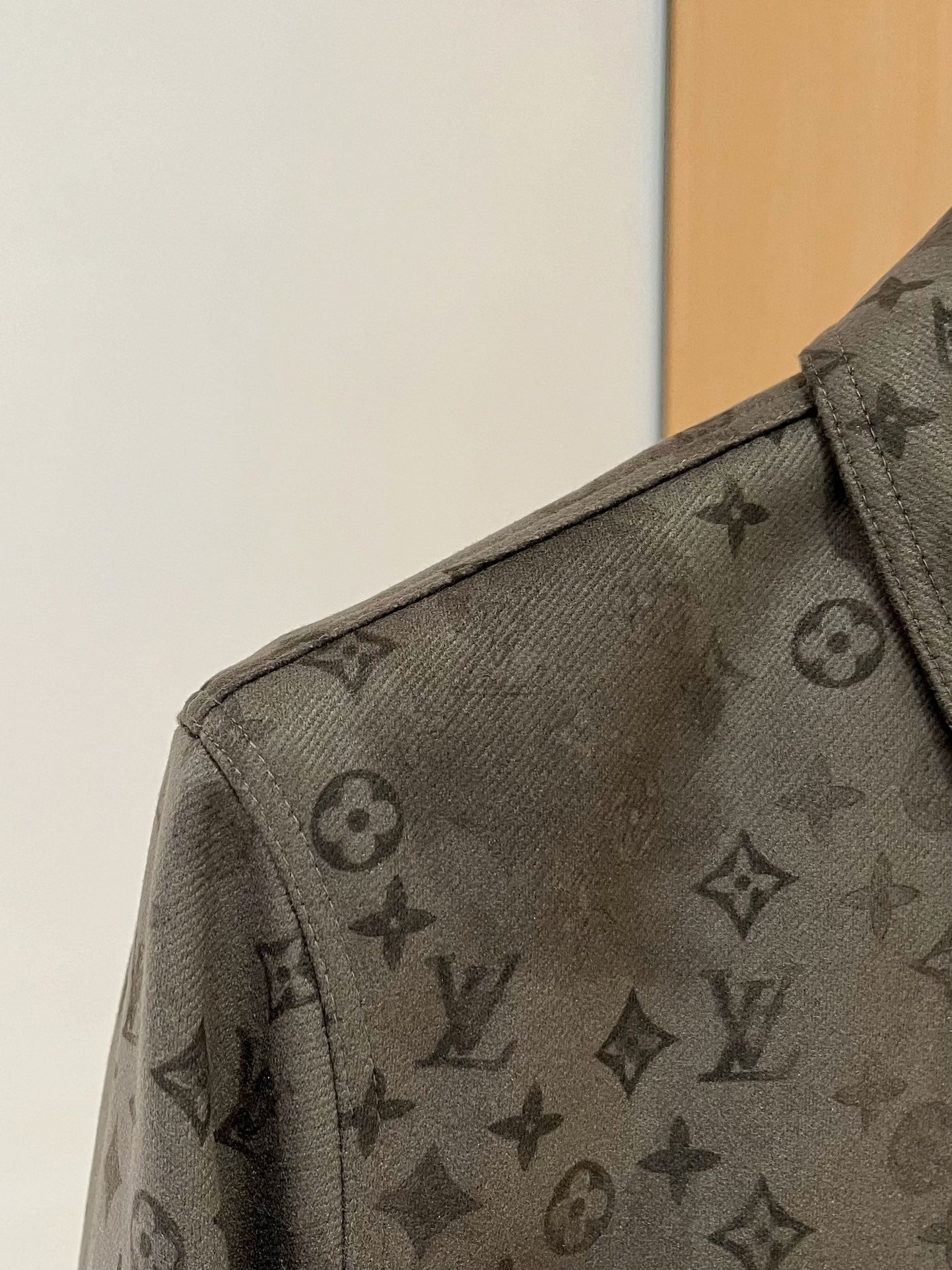 LV Men’s 2024 Luxury Jacket – Innovative Fabric, Custom Metal Hardware, Versatile Business-Casual Essential