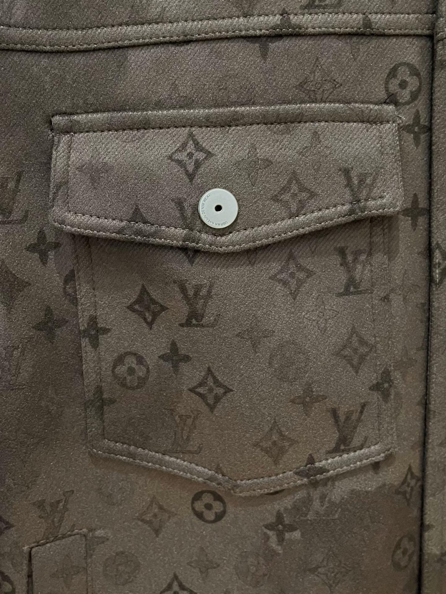 LV Men’s 2024 Luxury Jacket – Innovative Fabric, Custom Metal Hardware, Versatile Business-Casual Essential