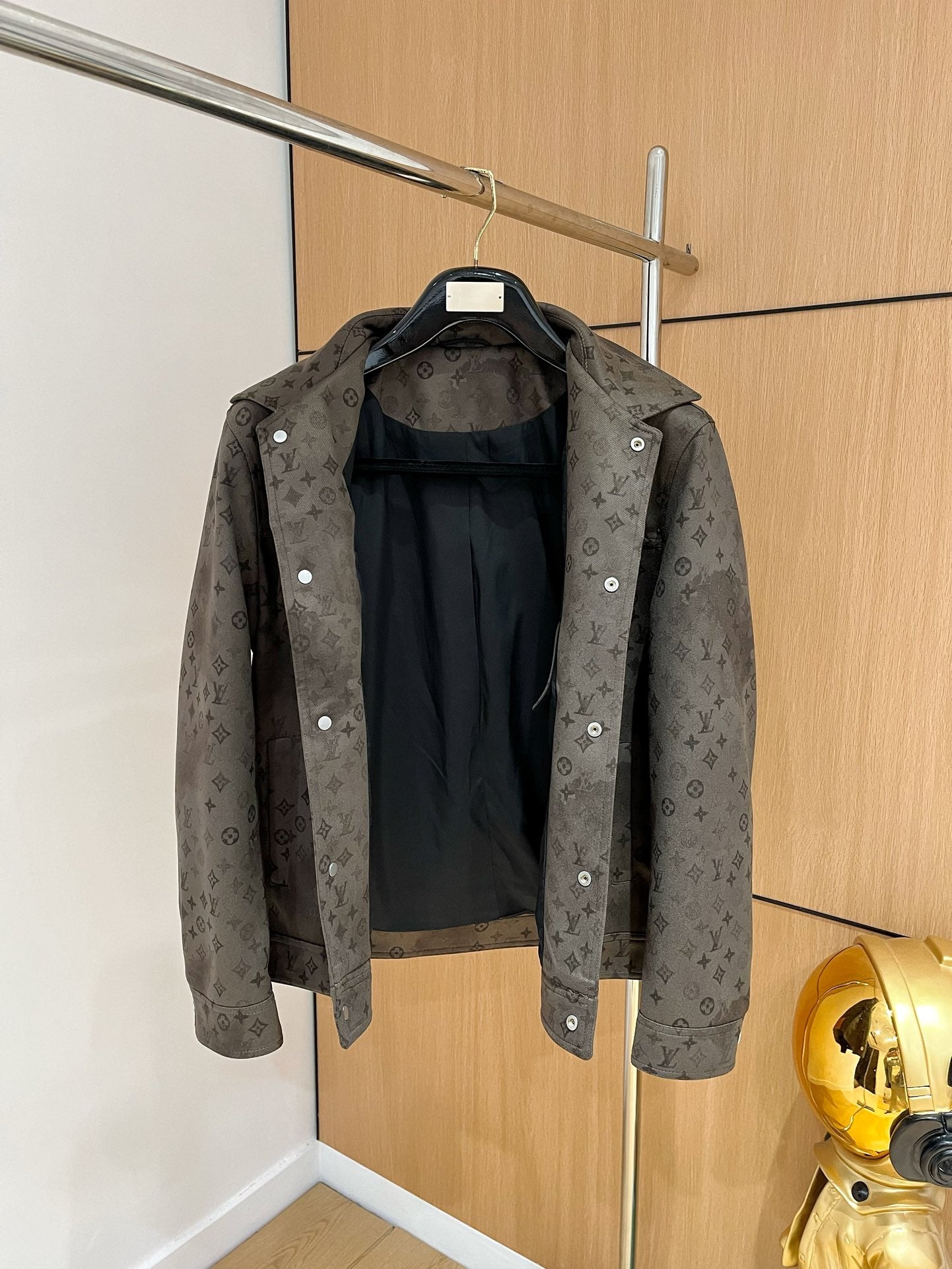 LV Men’s 2024 Luxury Jacket – Innovative Fabric, Custom Metal Hardware, Versatile Business-Casual Essential