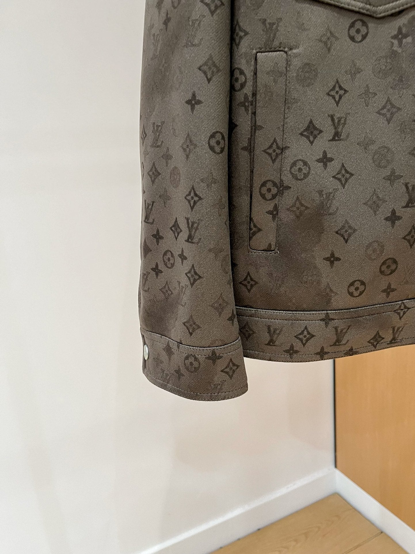 LV Men’s 2024 Luxury Jacket – Innovative Fabric, Custom Metal Hardware, Versatile Business-Casual Essential