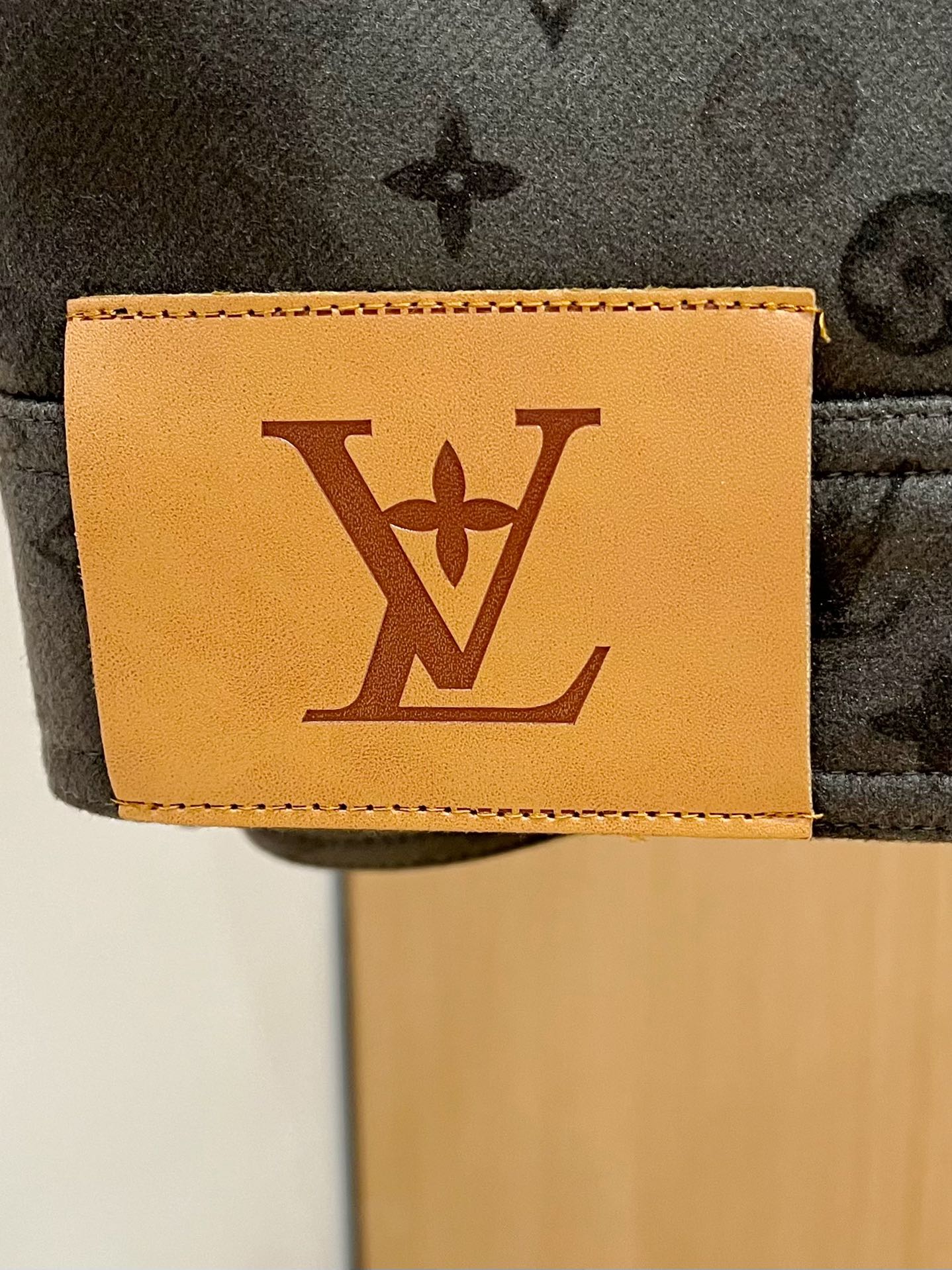 LV Men’s 2024 Luxury Jacket – Innovative Fabric, Custom Metal Hardware, Versatile Business-Casual Essential