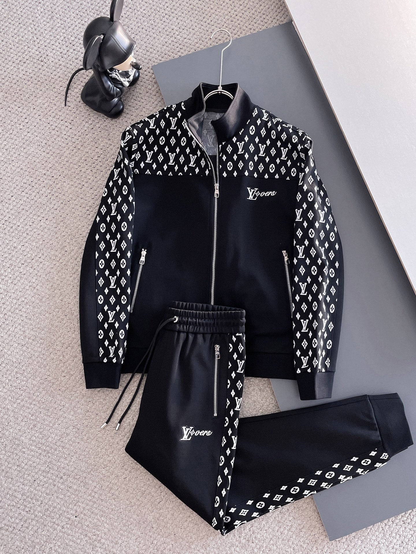 LV Men’s 2024 Fall/Winter Luxury Tracksuit – Boutique Edition, Premium Fabric, Refined Casual Elegance