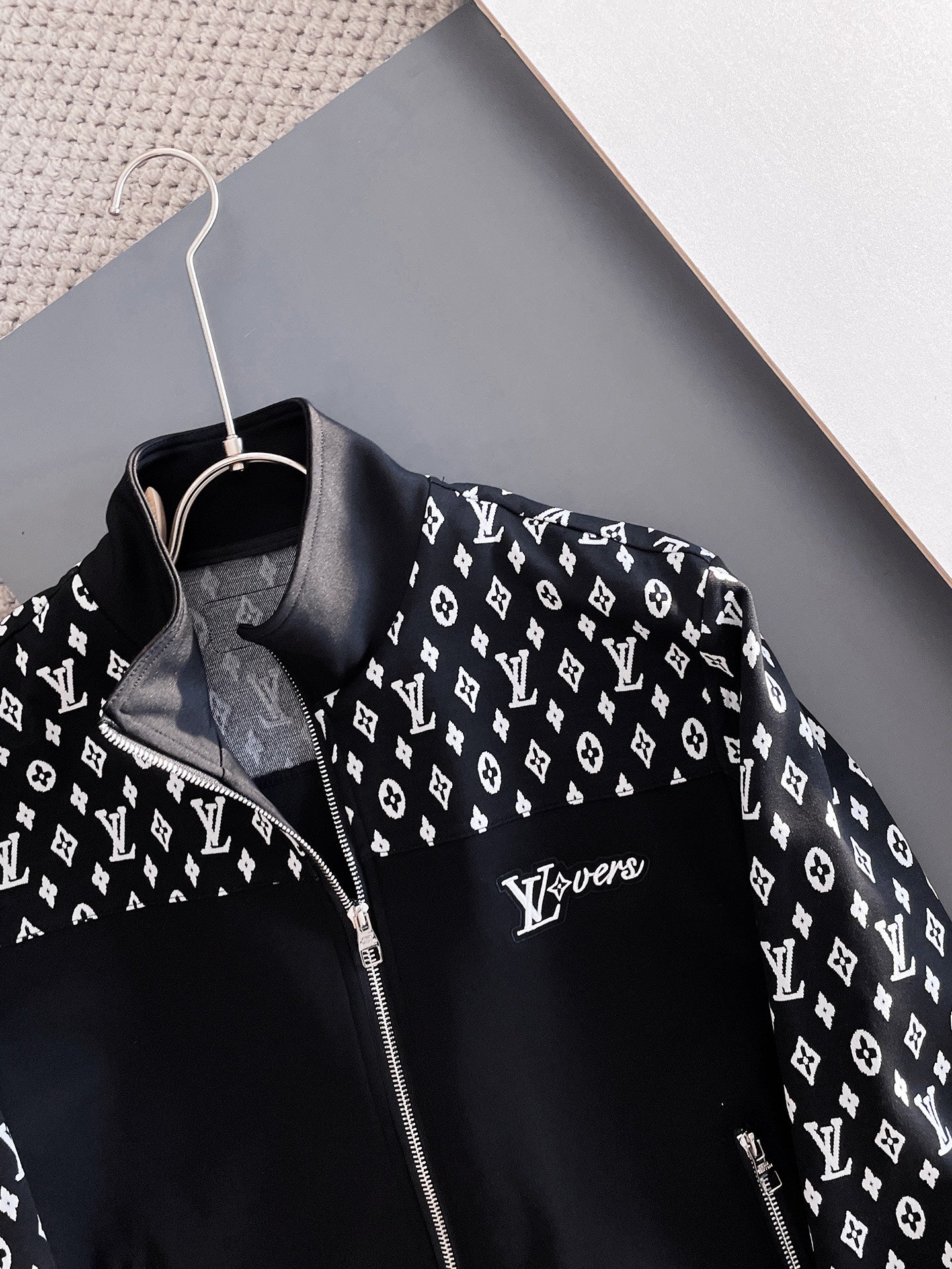 LV Men’s 2024 Fall/Winter Luxury Tracksuit – Boutique Edition, Premium Fabric, Refined Casual Elegance