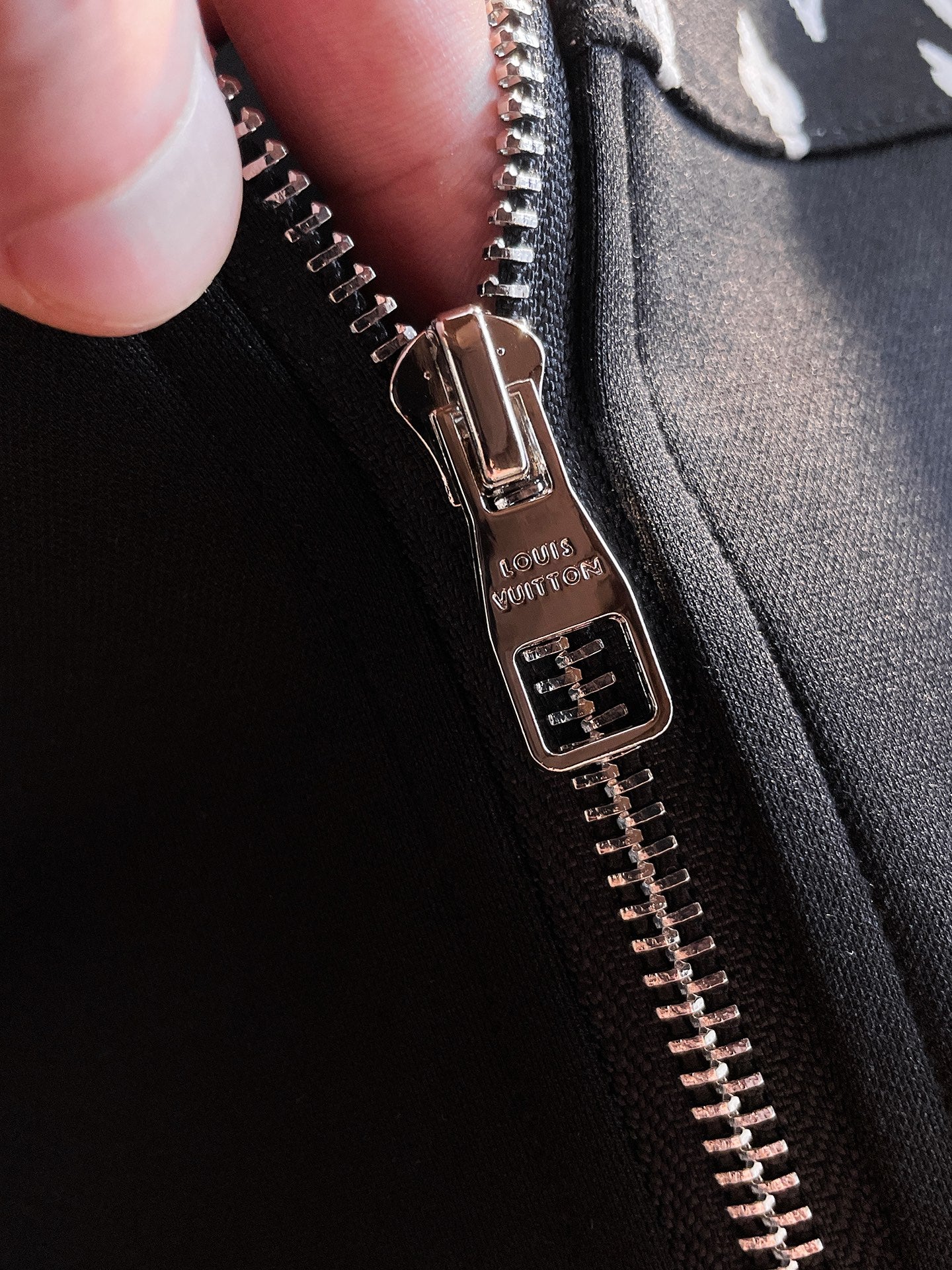 LV Men’s 2024 Fall/Winter Luxury Tracksuit – Boutique Edition, Premium Fabric, Refined Casual Elegance