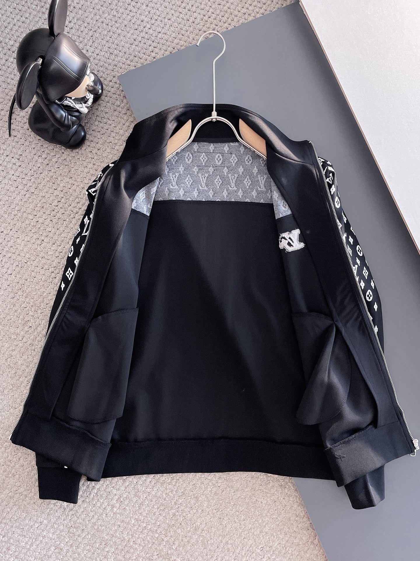 LV Men’s 2024 Fall/Winter Luxury Tracksuit – Boutique Edition, Premium Fabric, Refined Casual Elegance