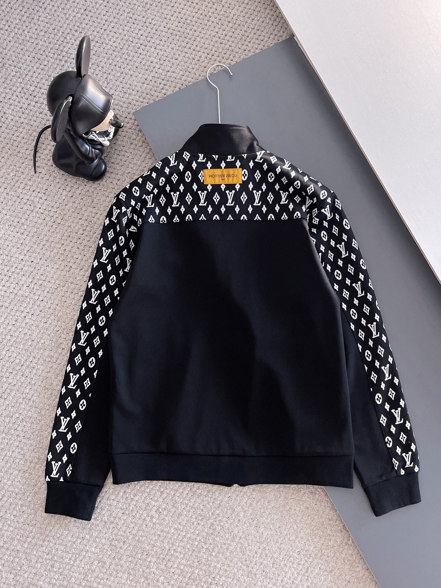 LV Men’s 2024 Fall/Winter Luxury Tracksuit – Boutique Edition, Premium Fabric, Refined Casual Elegance