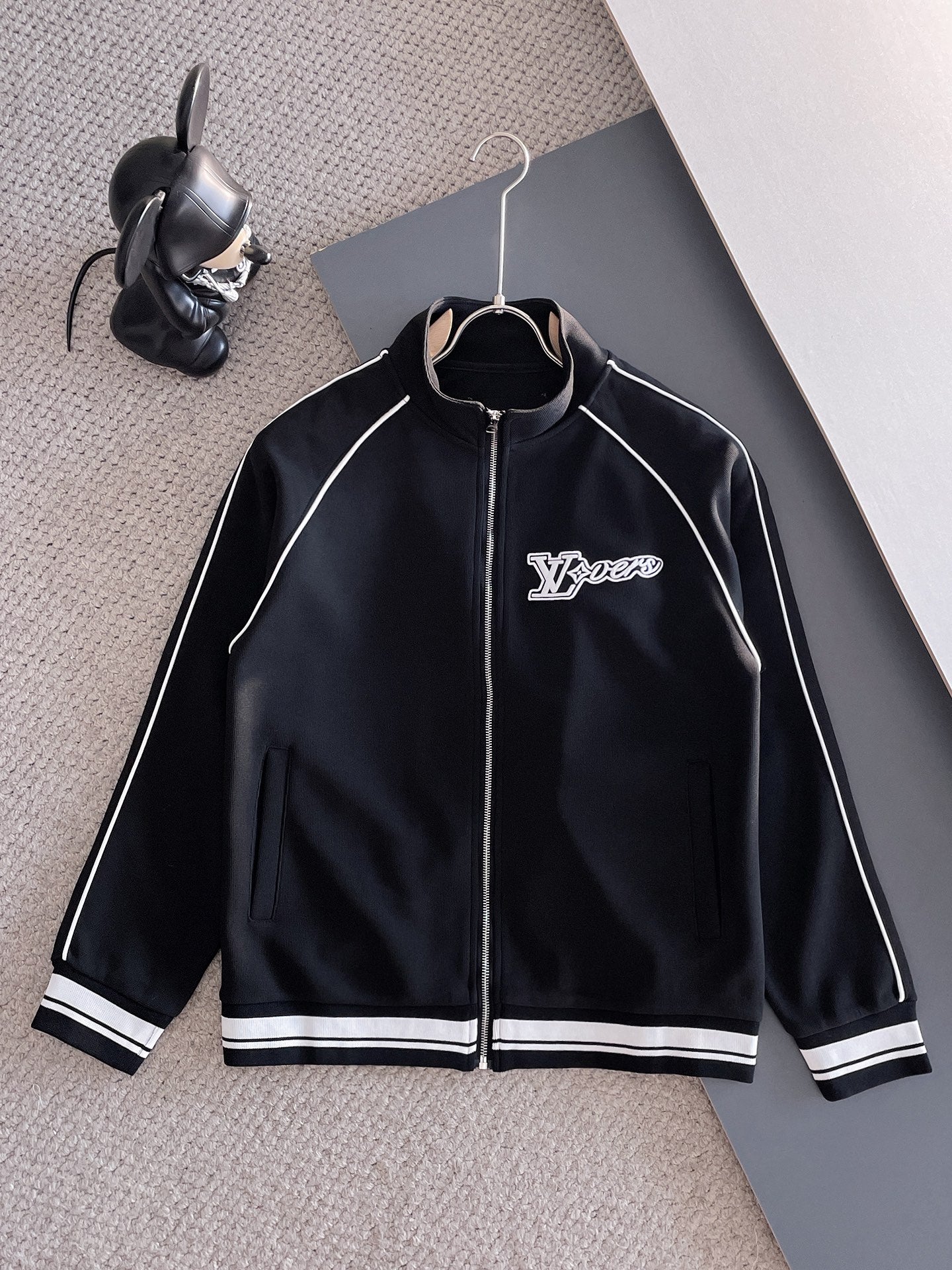 LV Men’s 2024 Fall/Winter Luxury Tracksuit – Boutique Edition, Premium Fabric, Refined Craftsmanship
