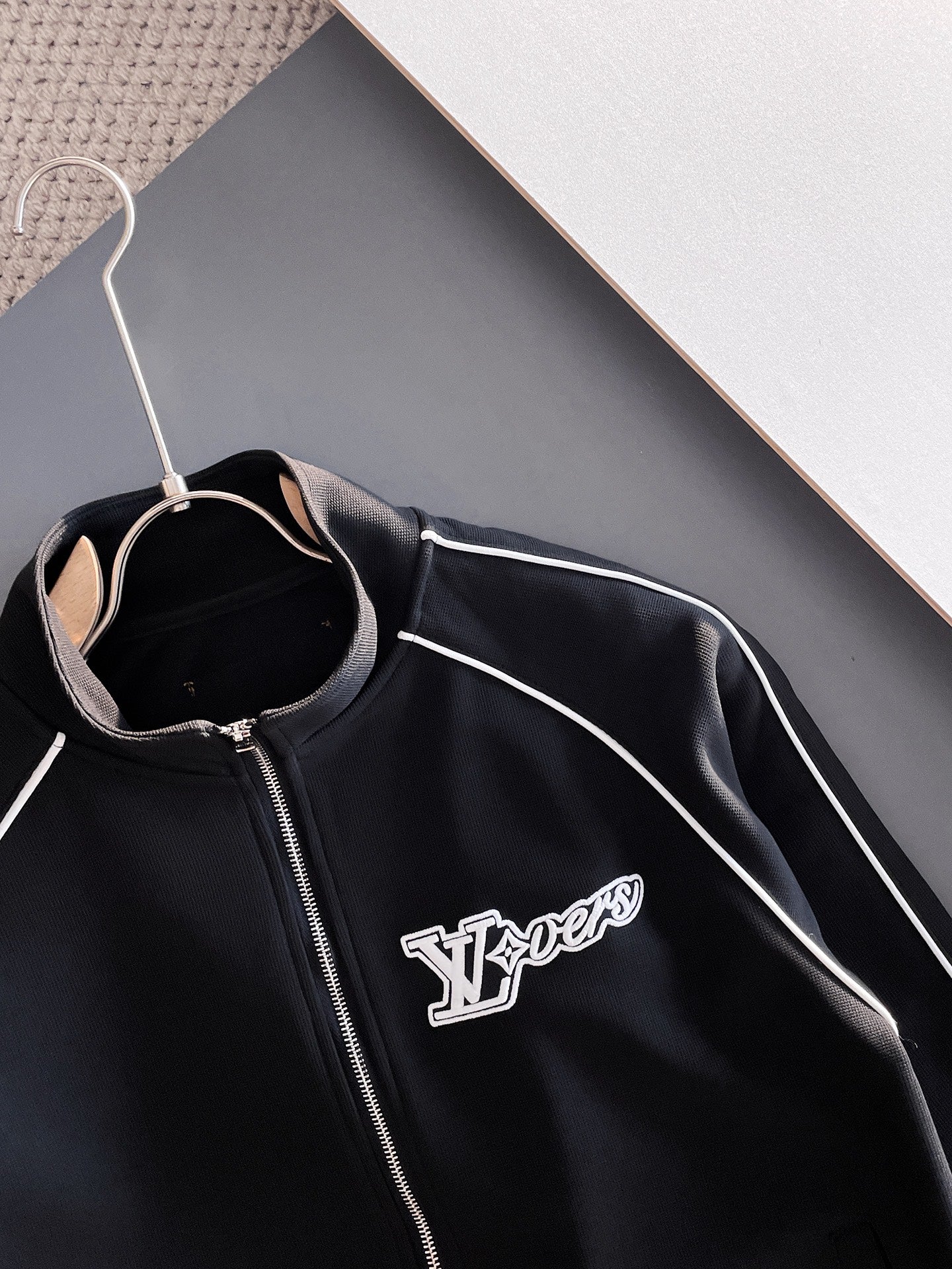 LV Men’s 2024 Fall/Winter Luxury Tracksuit – Boutique Edition, Premium Fabric, Refined Craftsmanship