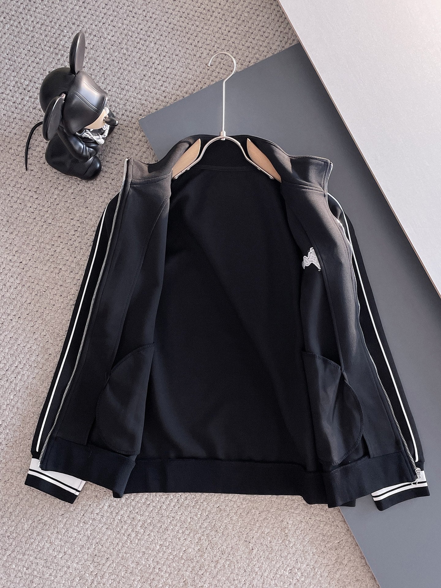 LV Men’s 2024 Fall/Winter Luxury Tracksuit – Boutique Edition, Premium Fabric, Refined Craftsmanship